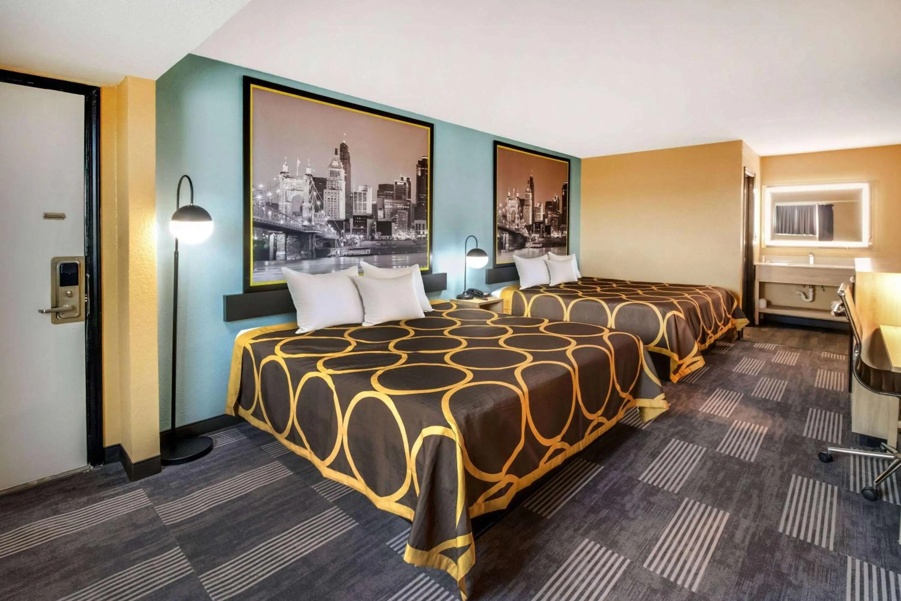 Bed in Super 8 by Wyndham Vandalia/Dayton International Airport