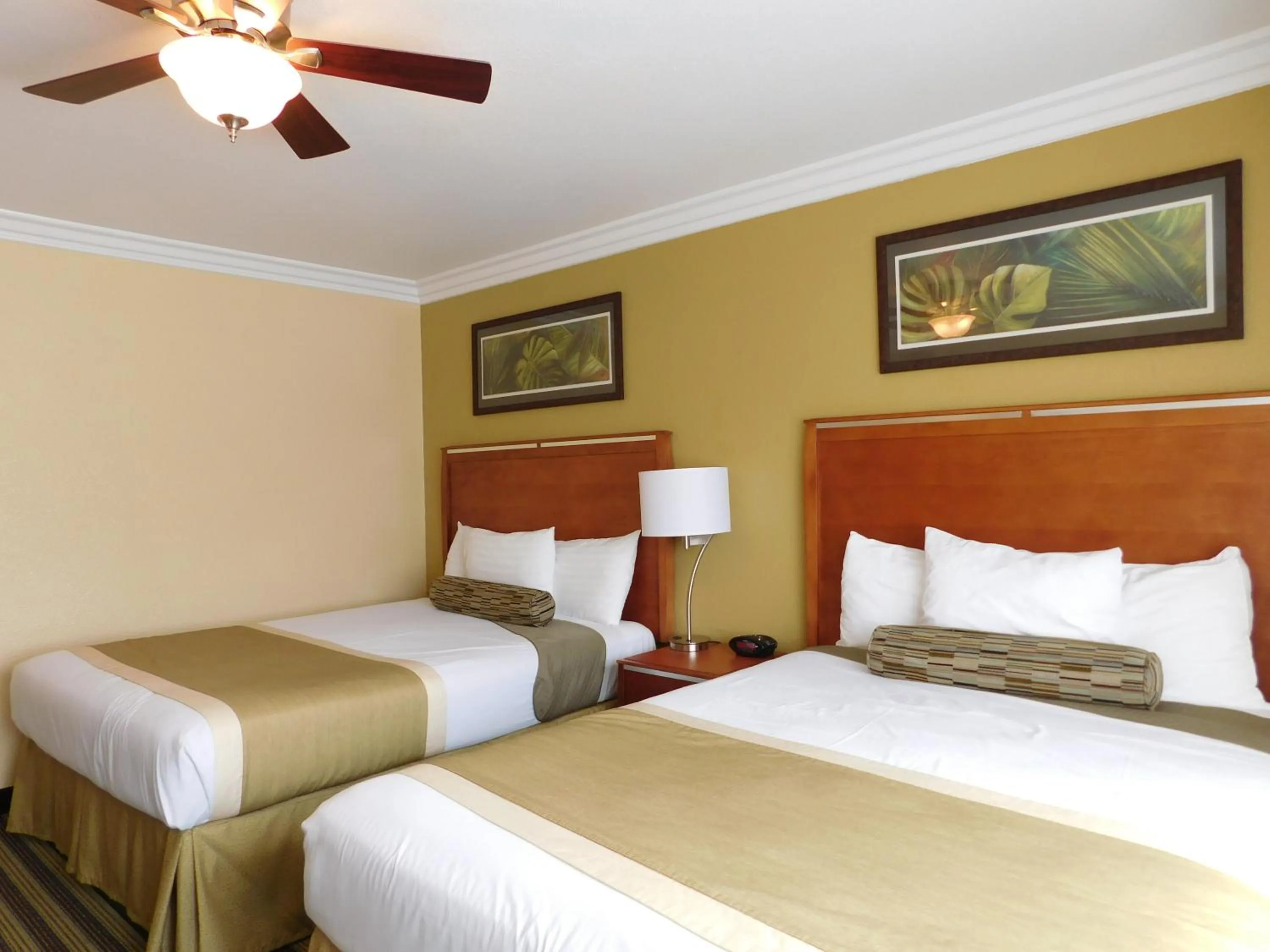 Bed in Deer Haven Inn