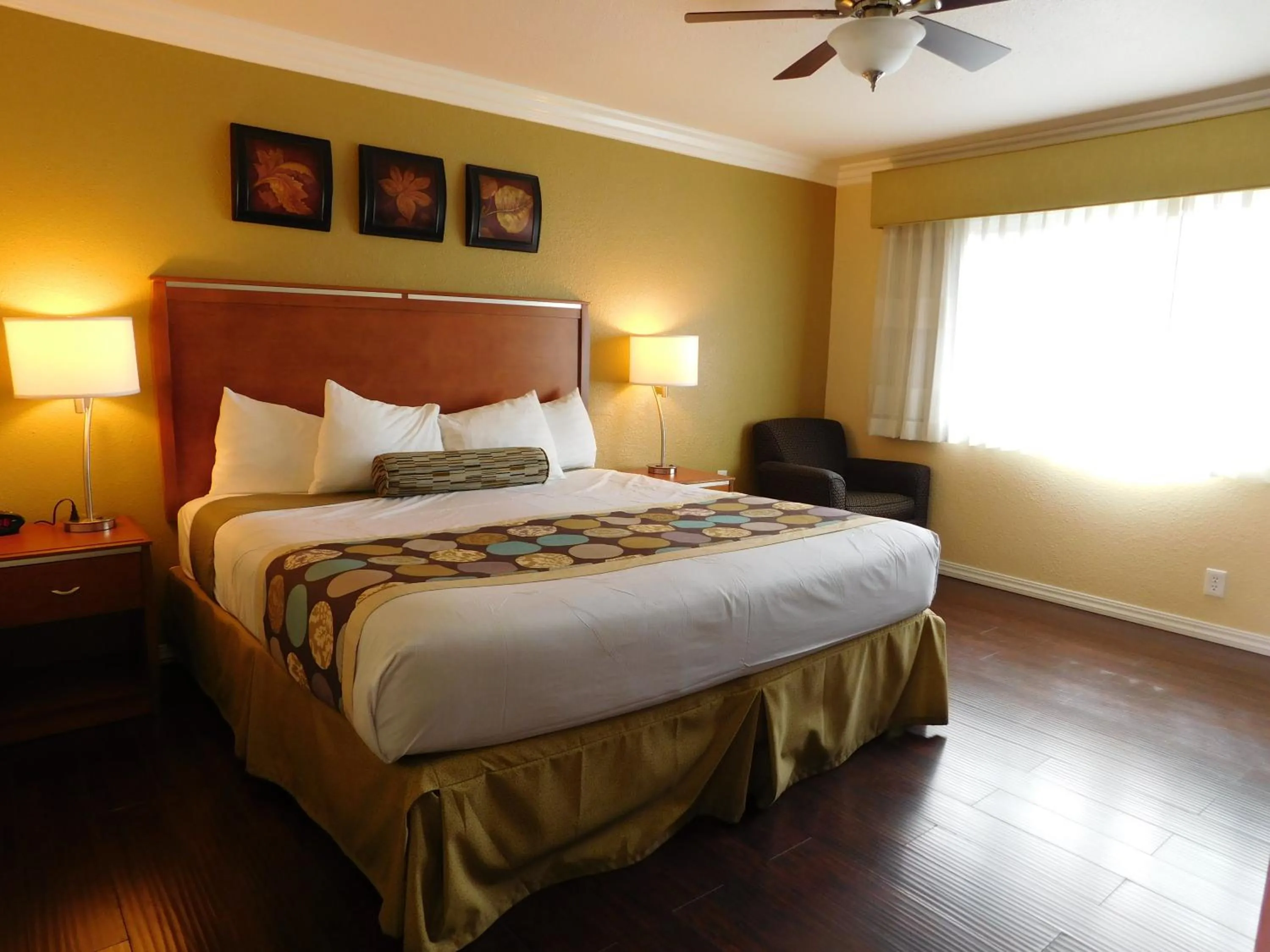 Bed in Deer Haven Inn