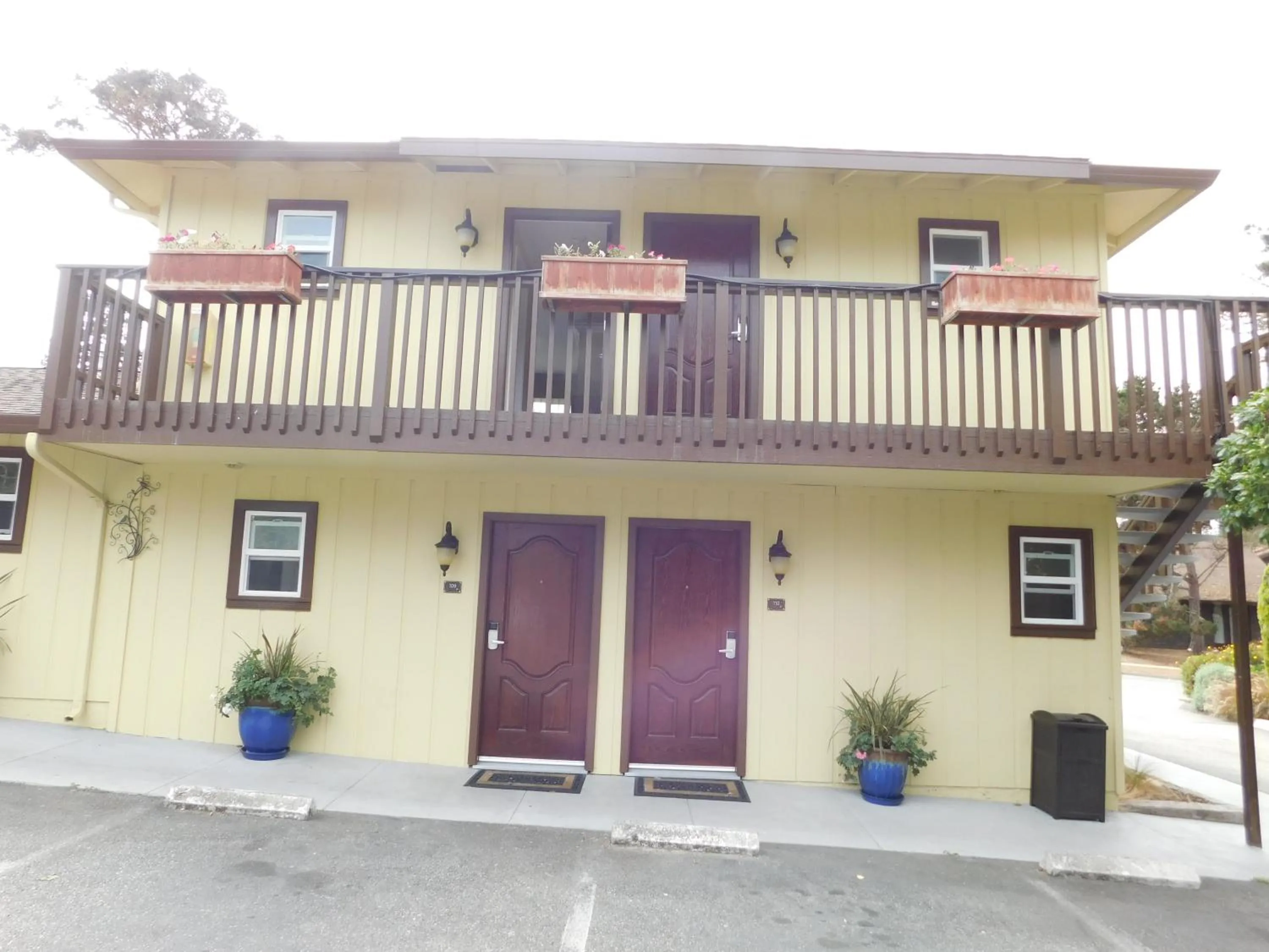 Property building in Deer Haven Inn