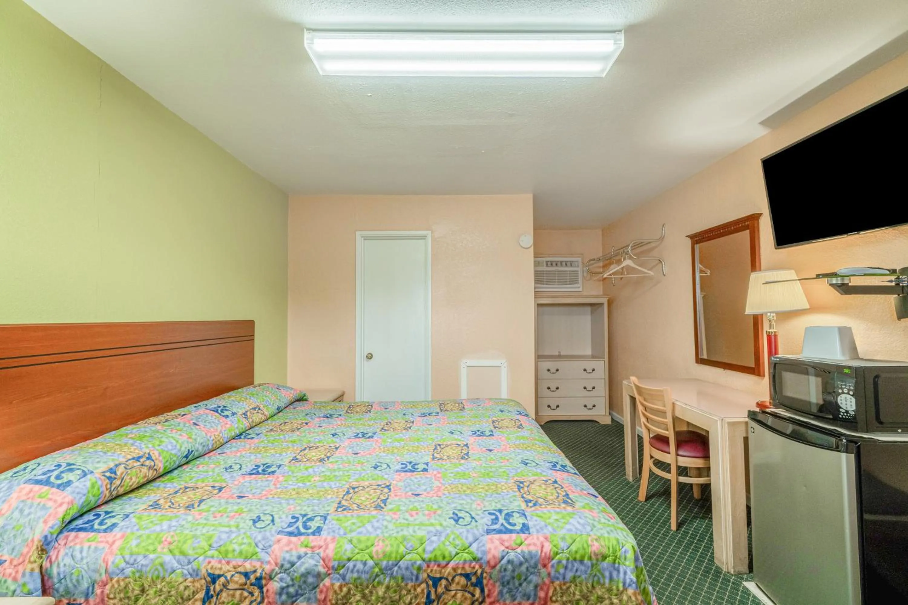 Bedroom, Bed in Hotel O Longhorn Boise City OK