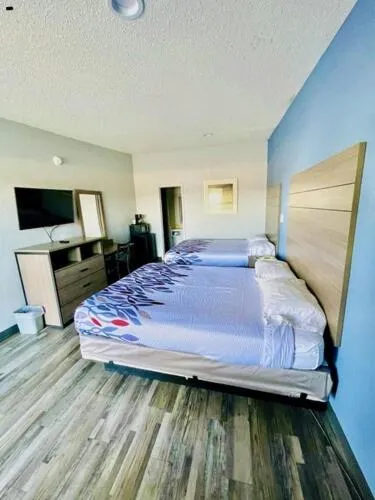 Photo of the whole room, Bed in Delux Inn Cleburne