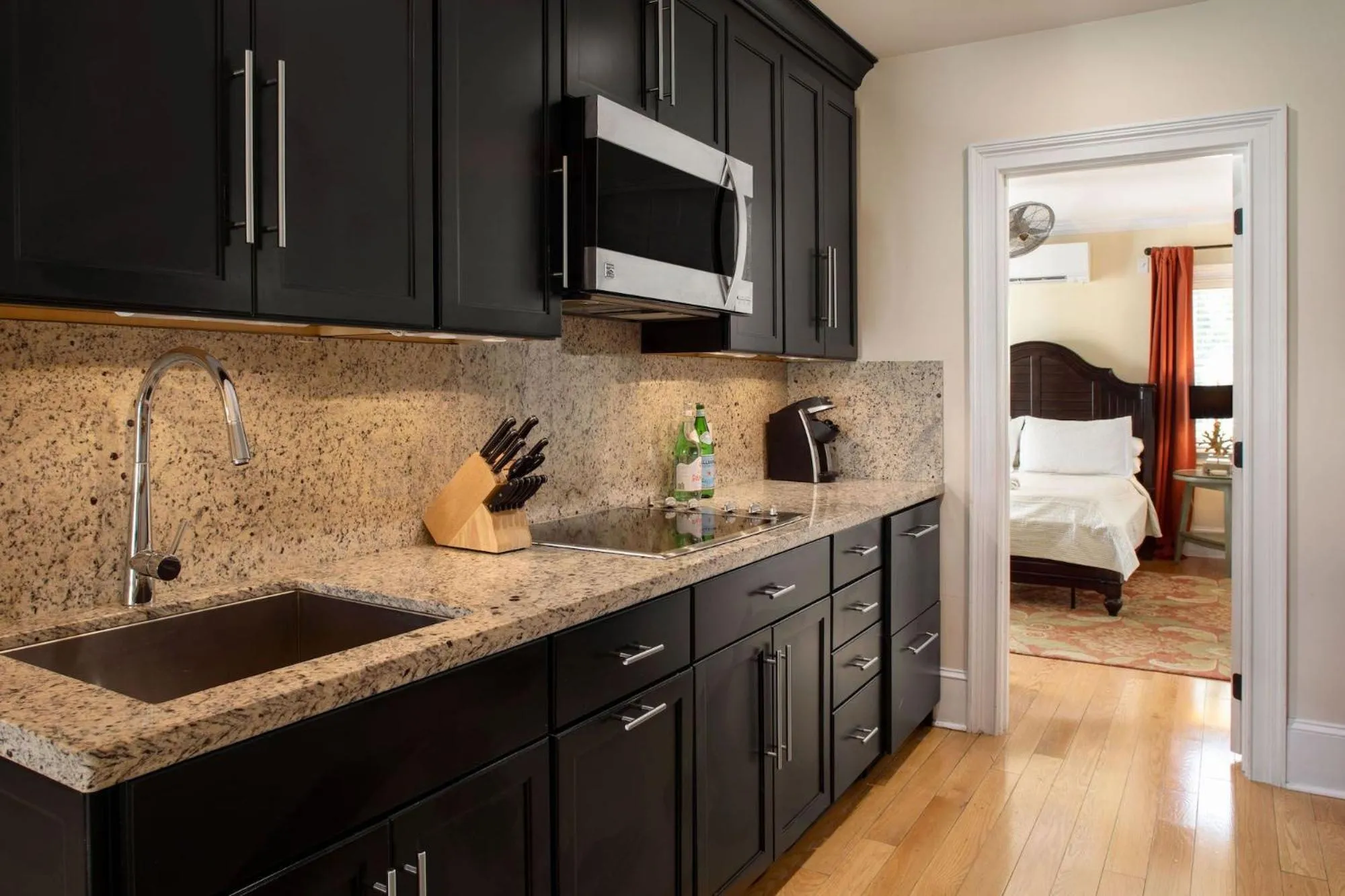 Kitchen or kitchenette, Bed in The Gardens Hotel