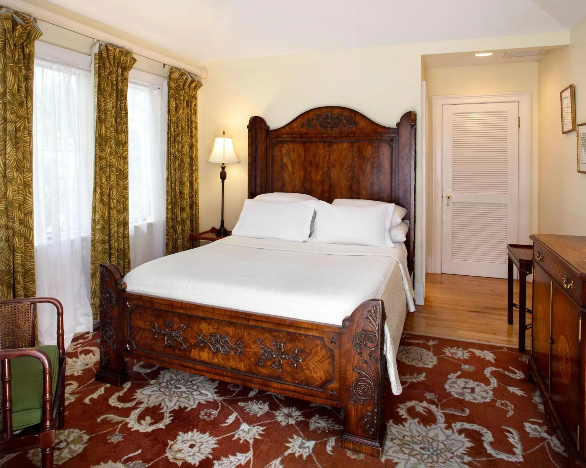 Bedroom, Bed in The Gardens Hotel