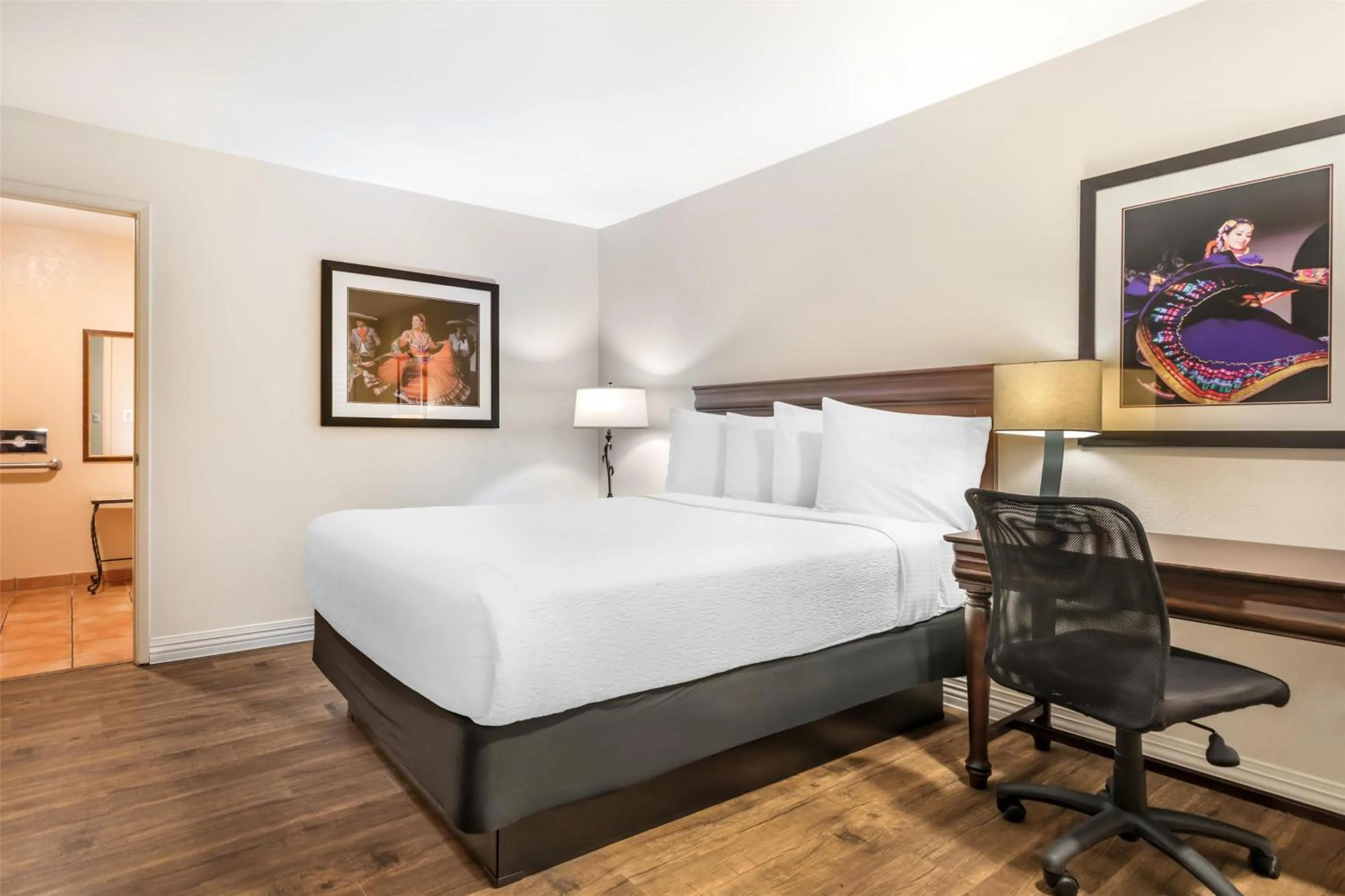 Bedroom, Bed in Best Western Rose Garden Inn