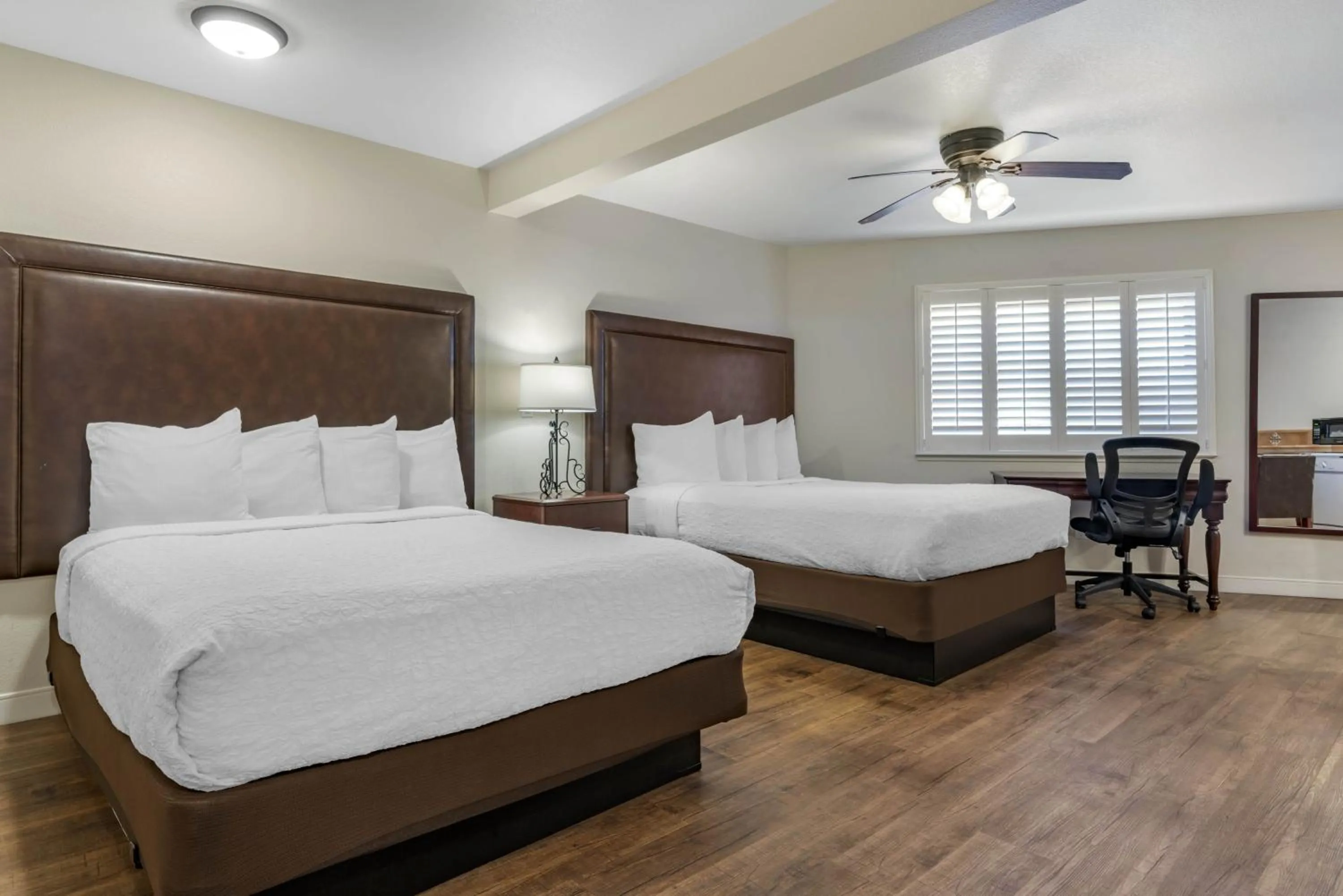 Bedroom, Bed in Best Western Rose Garden Inn