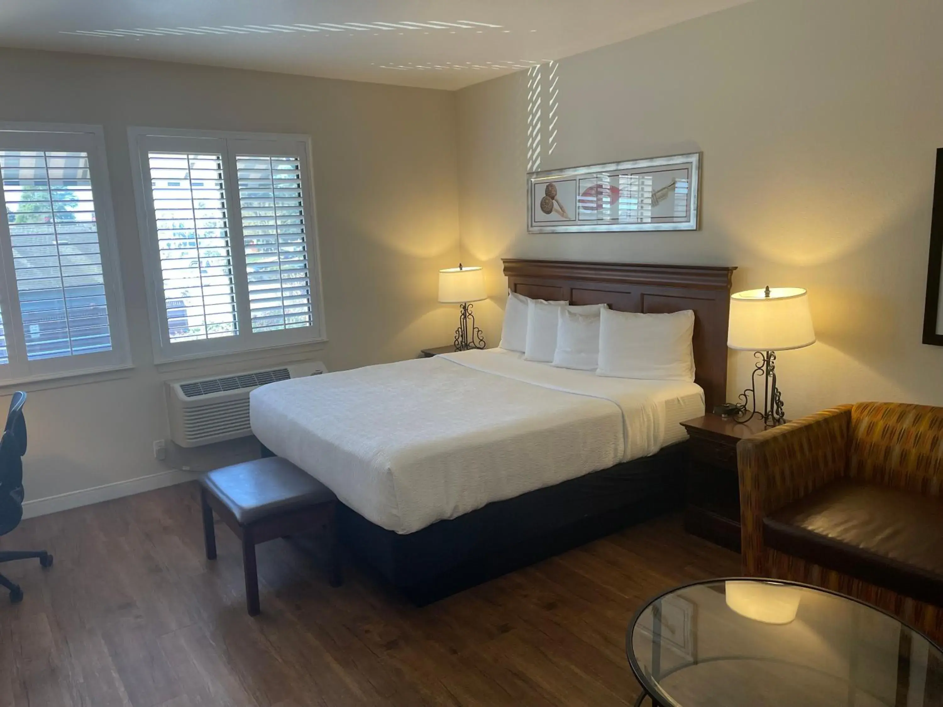 King Room with Sofa Bed and Spa Bath - Fireplace in Best Western Rose Garden Inn King Room with Sofa Bed and Spa Bath - Fireplace in Best Western Rose Garden Inn