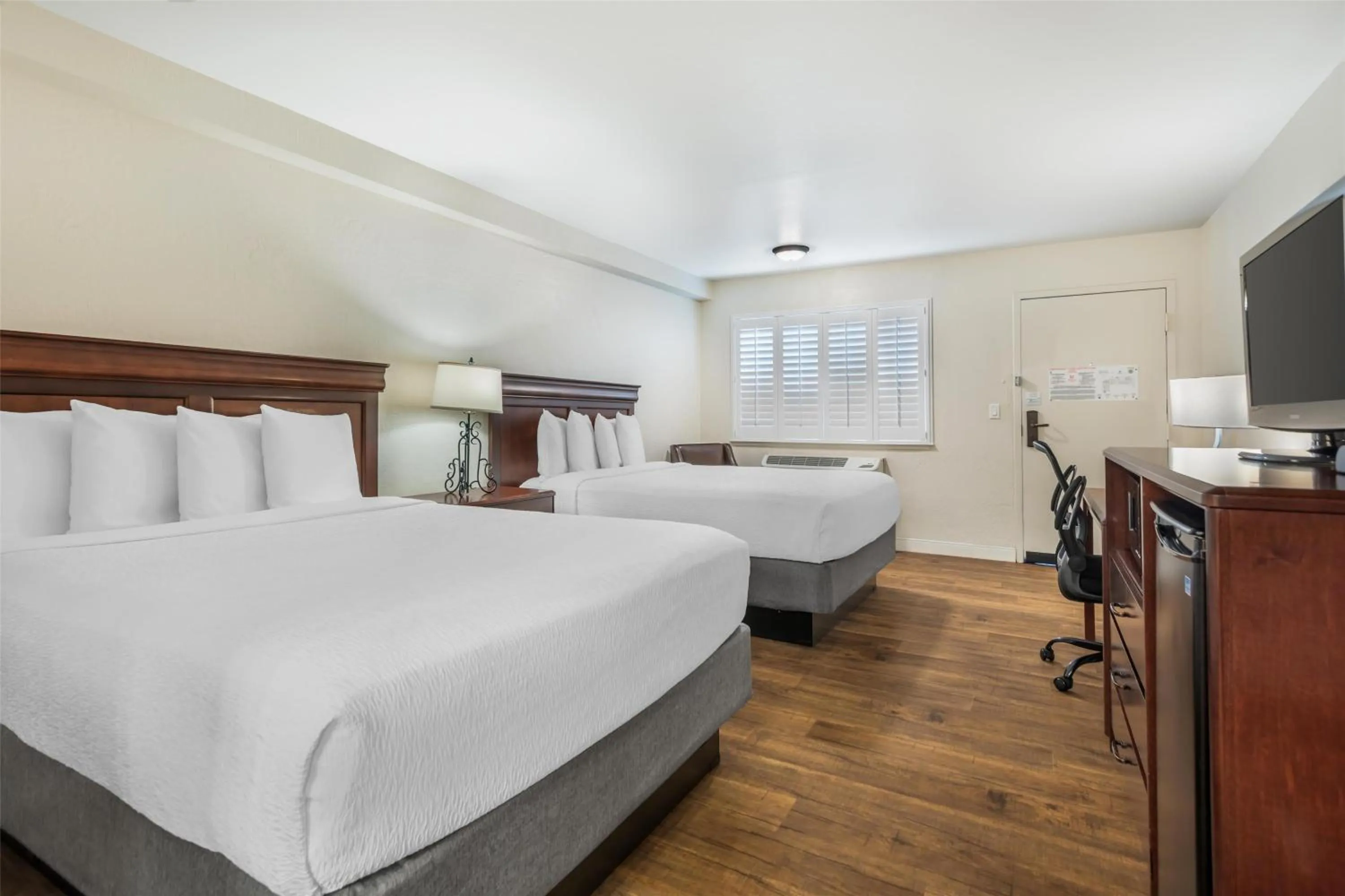 Bedroom, Bed in Best Western Rose Garden Inn