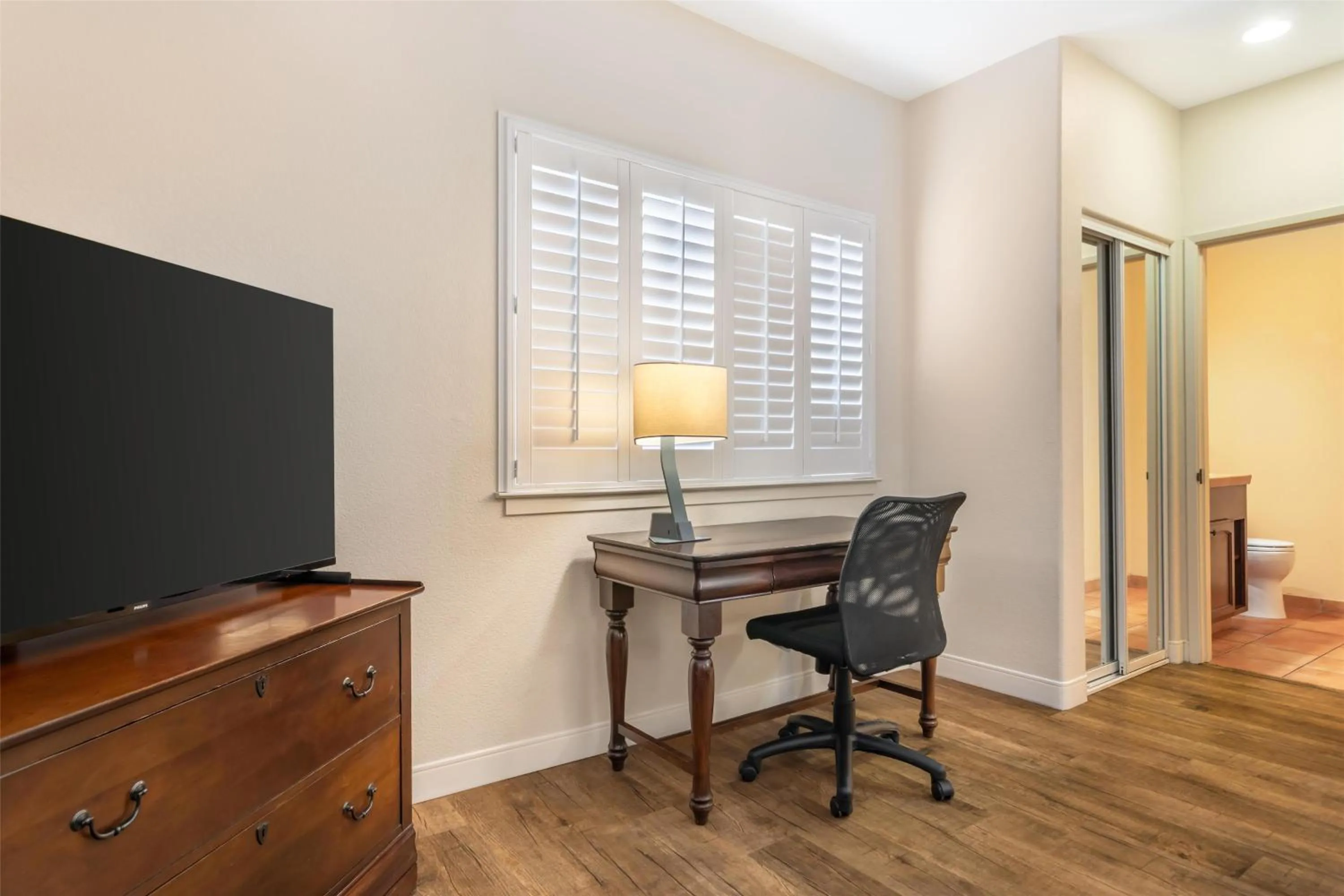 Photo of the whole room in Best Western Rose Garden Inn