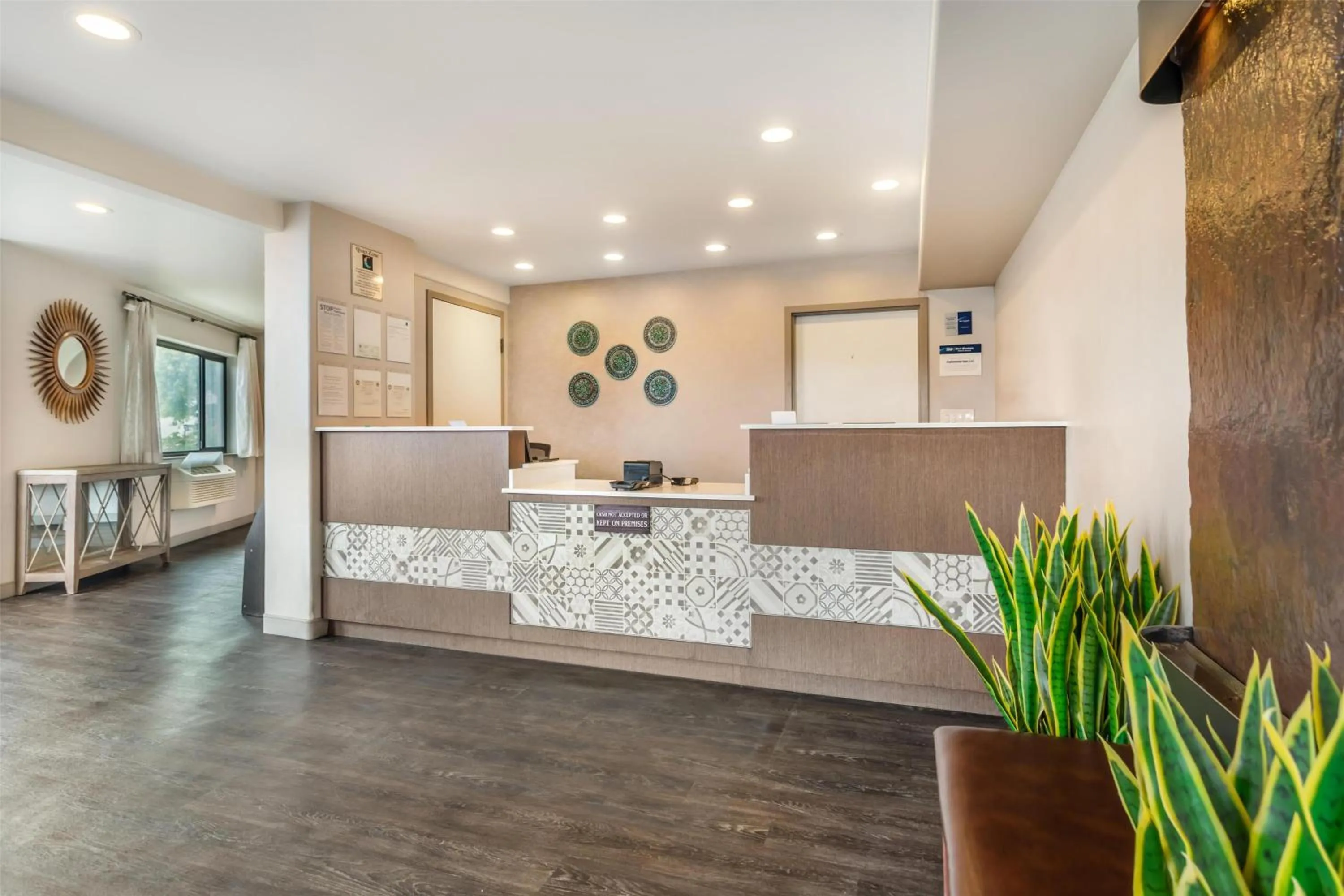 Lobby or reception in Best Western Rose Garden Inn