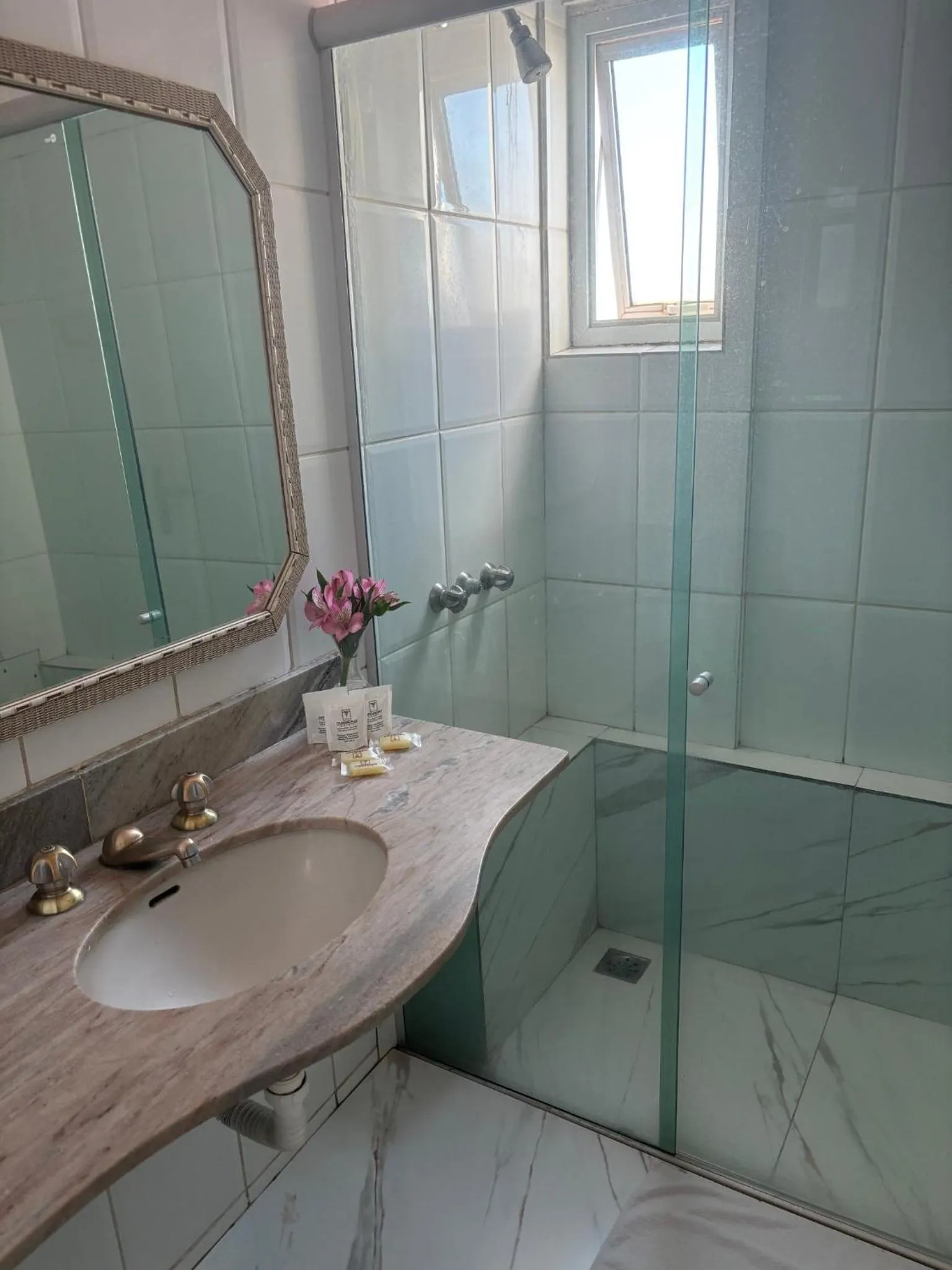 Bathroom in Tamareiras Park Hotel