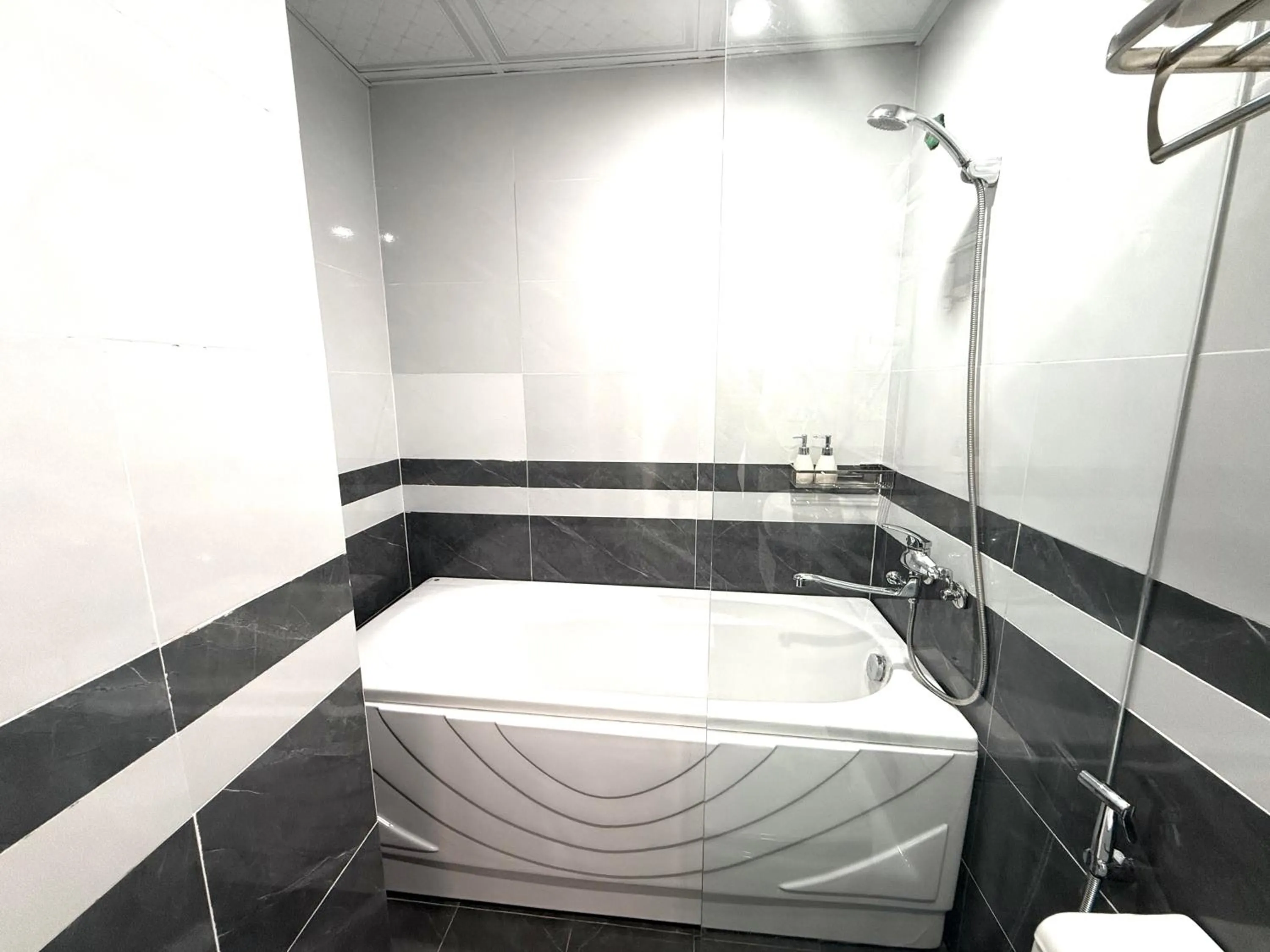 Shower in The Queen Hotel & Spa 2