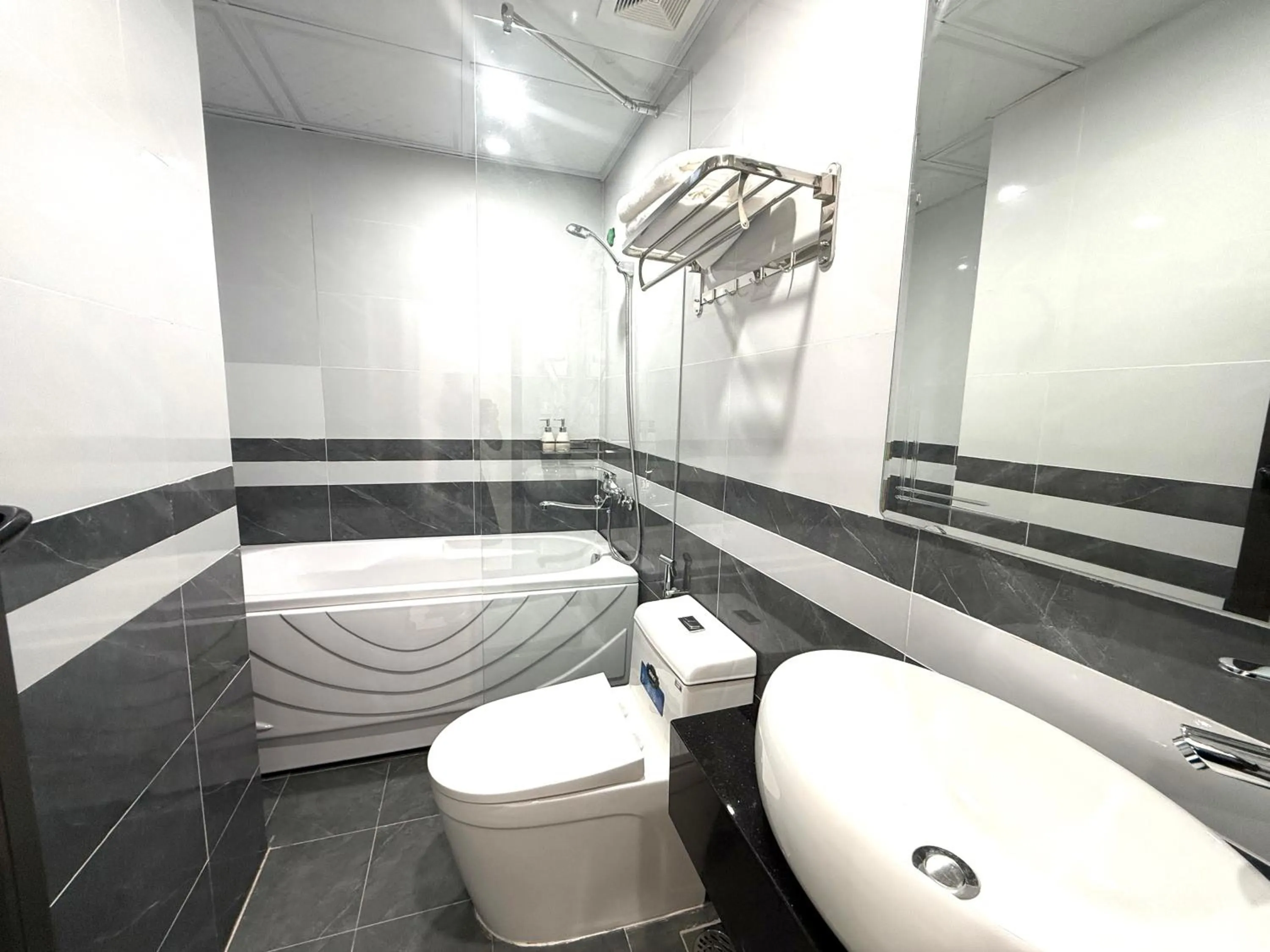 Shower in The Queen Hotel & Spa 2