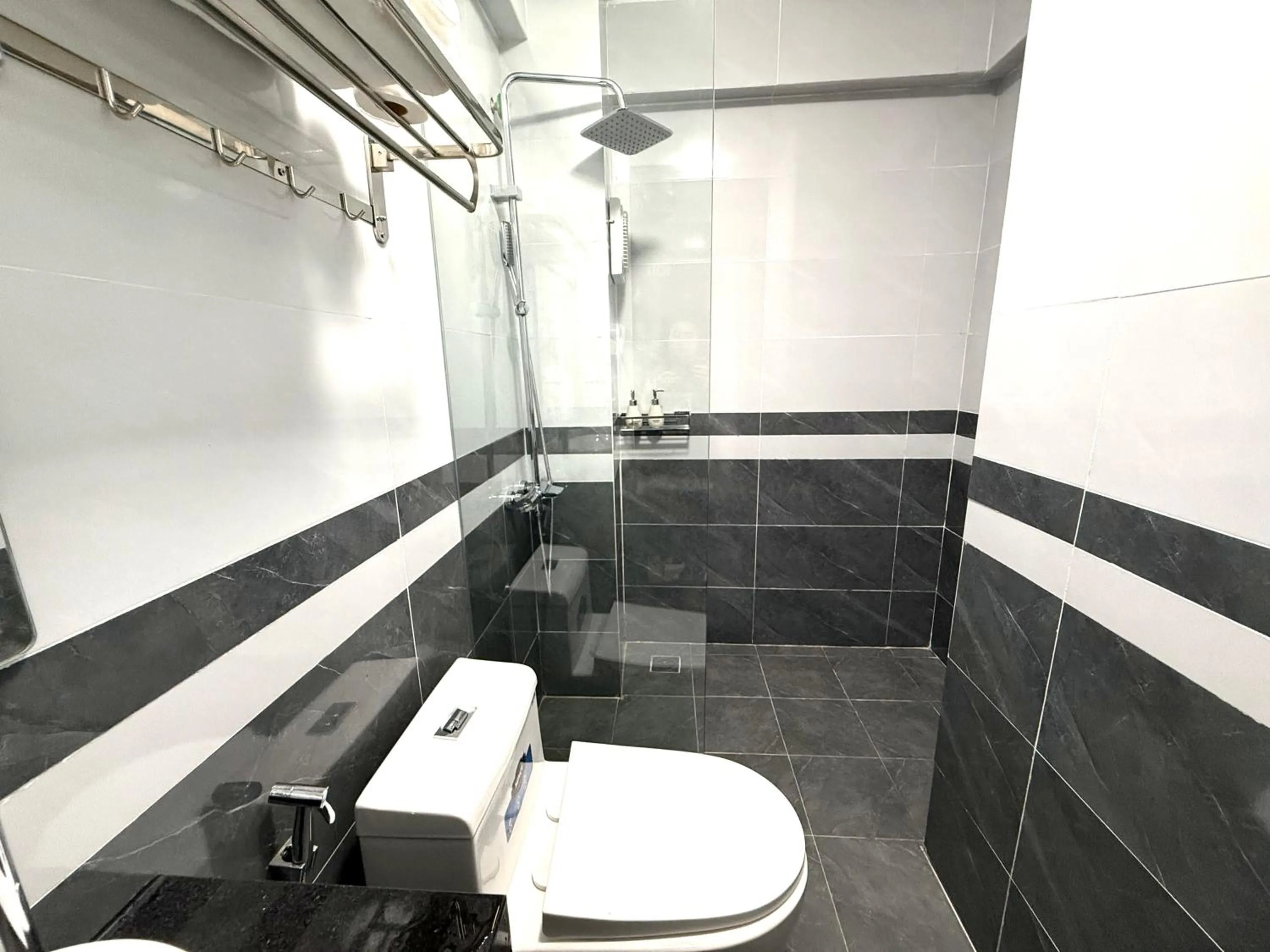 Shower in The Queen Hotel & Spa 2