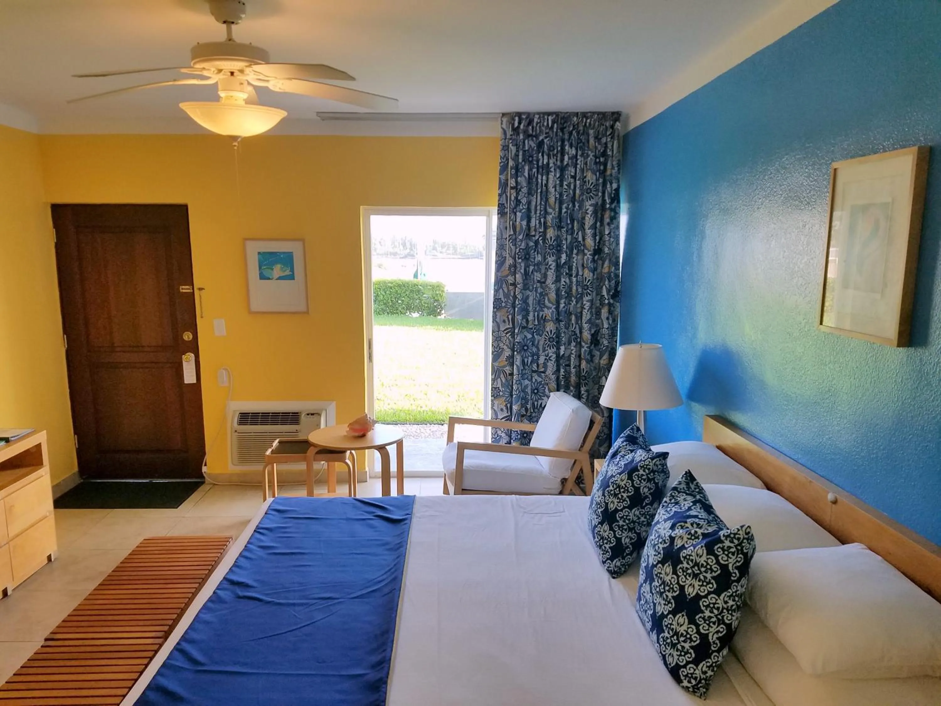 Bed in Flamingo Bay Hotel & Marina