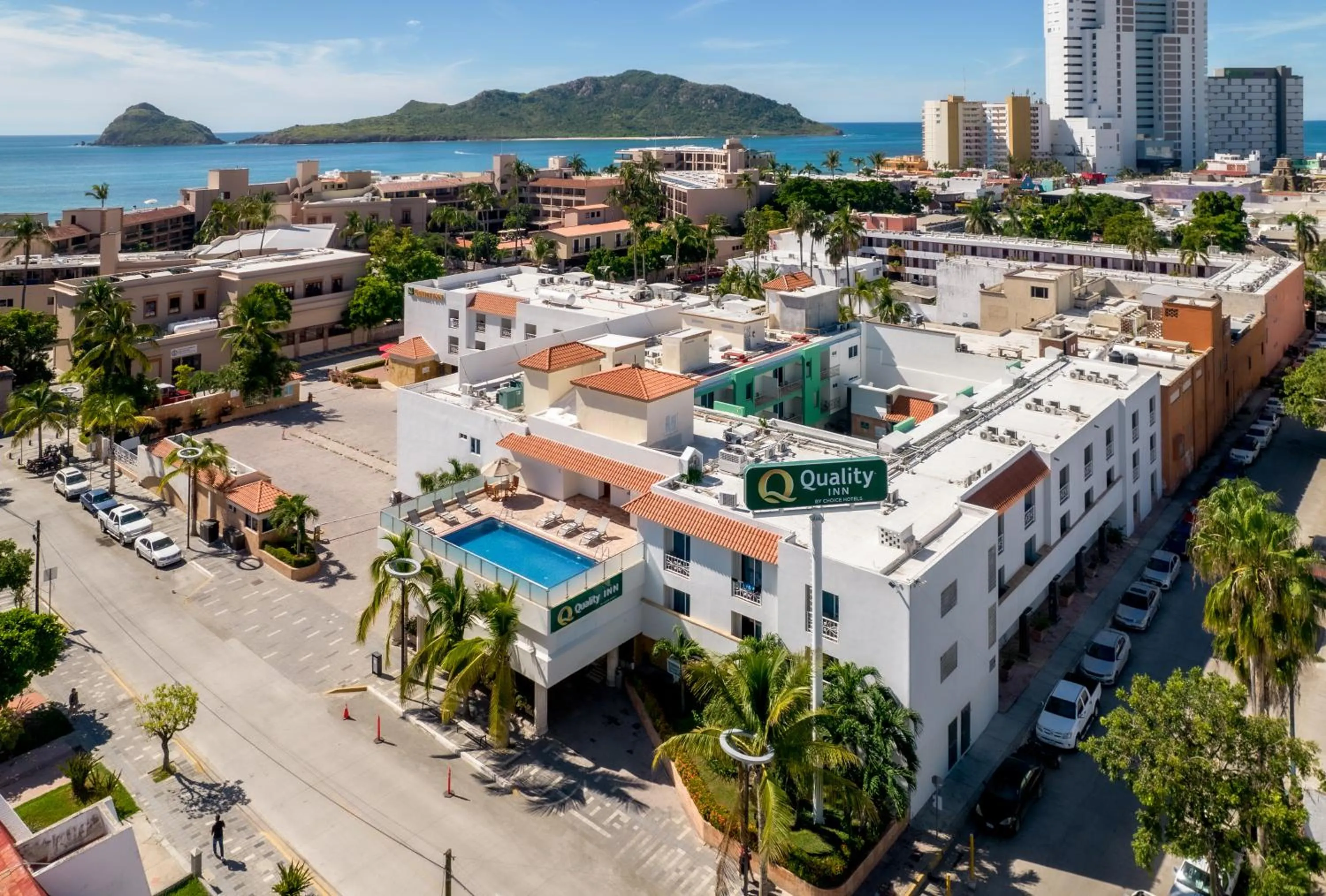 Property building in Quality Inn Mazatlan