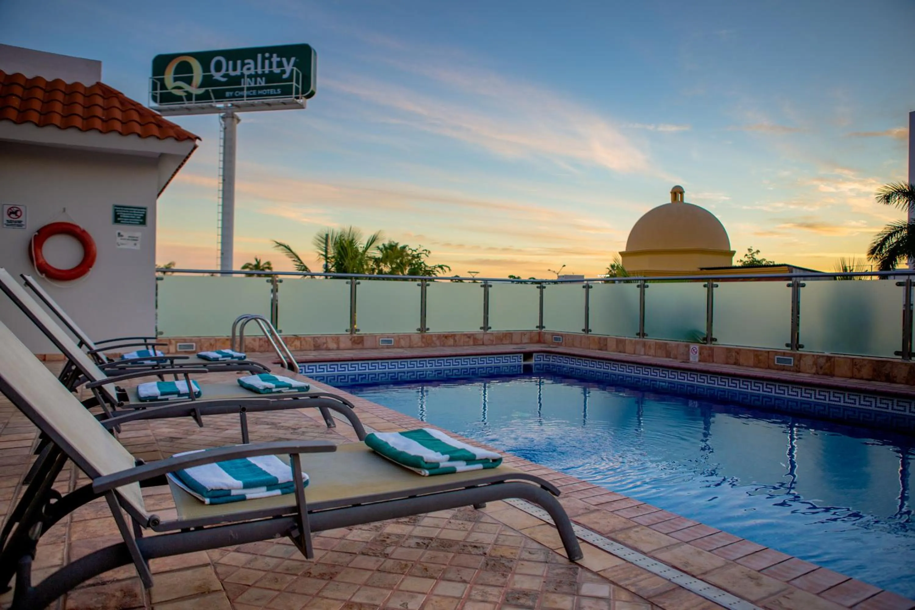 Swimming pool in Quality Inn Mazatlan