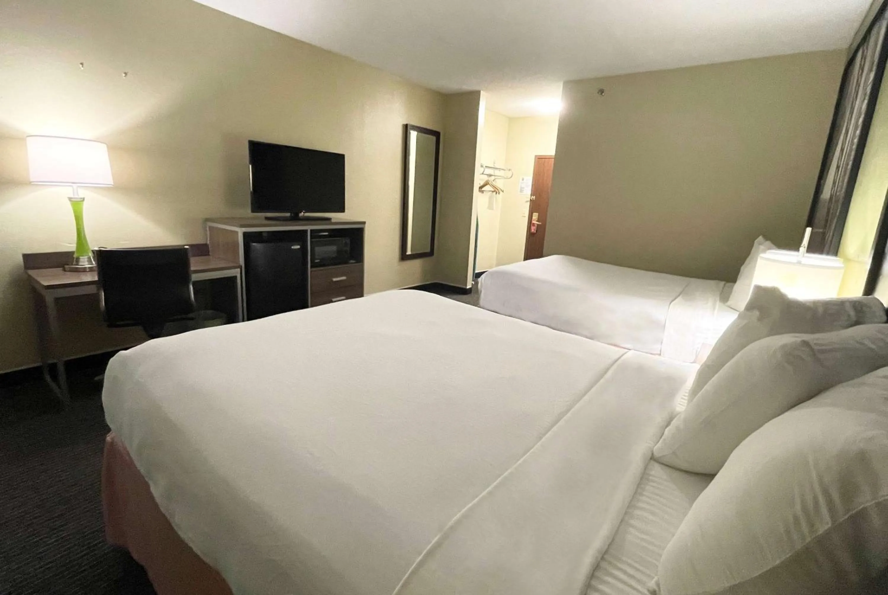 Photo of the whole room, Bed in Super 8 by Wyndham St Charles