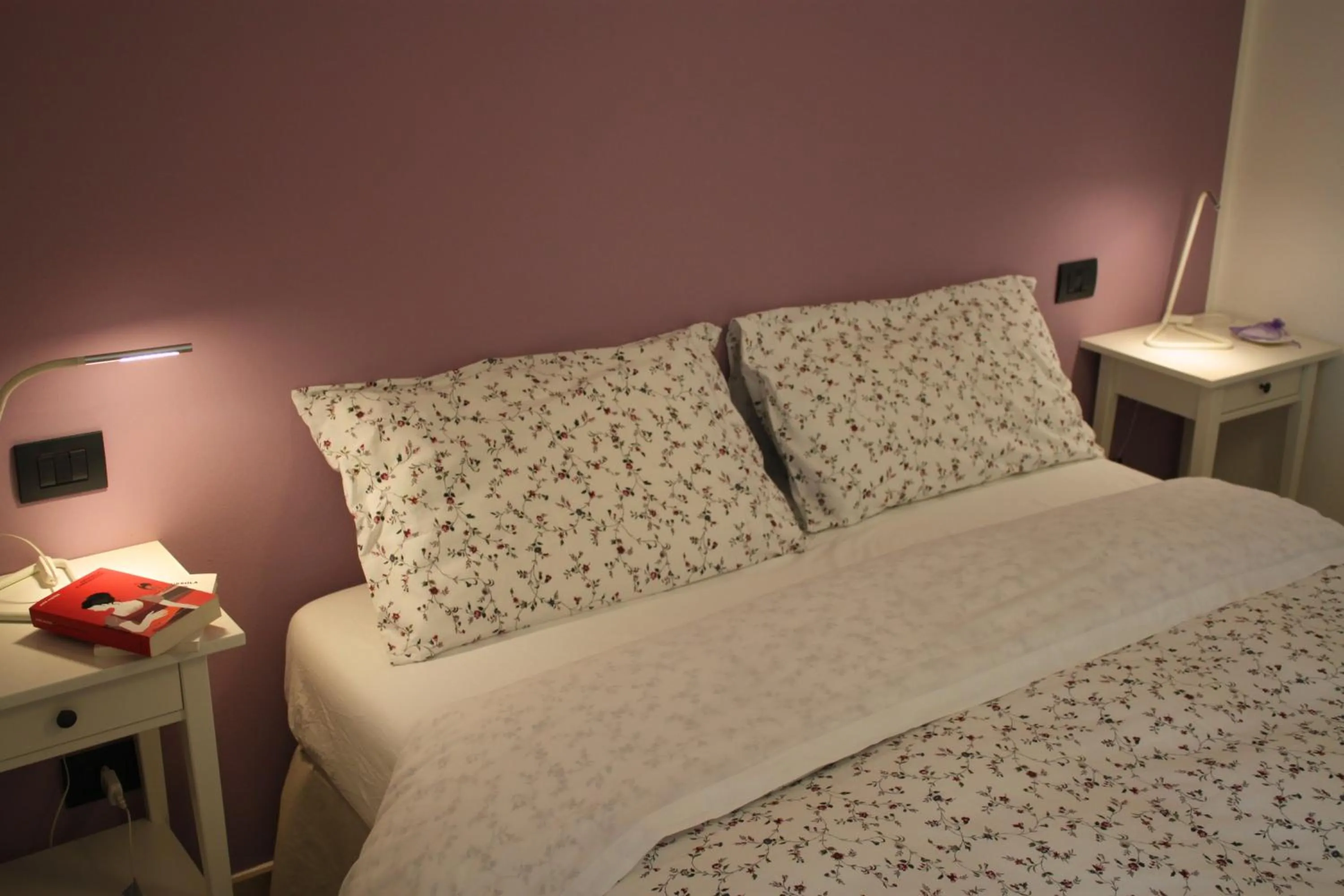 Photo of the whole room, Bed in La casa dei gatti