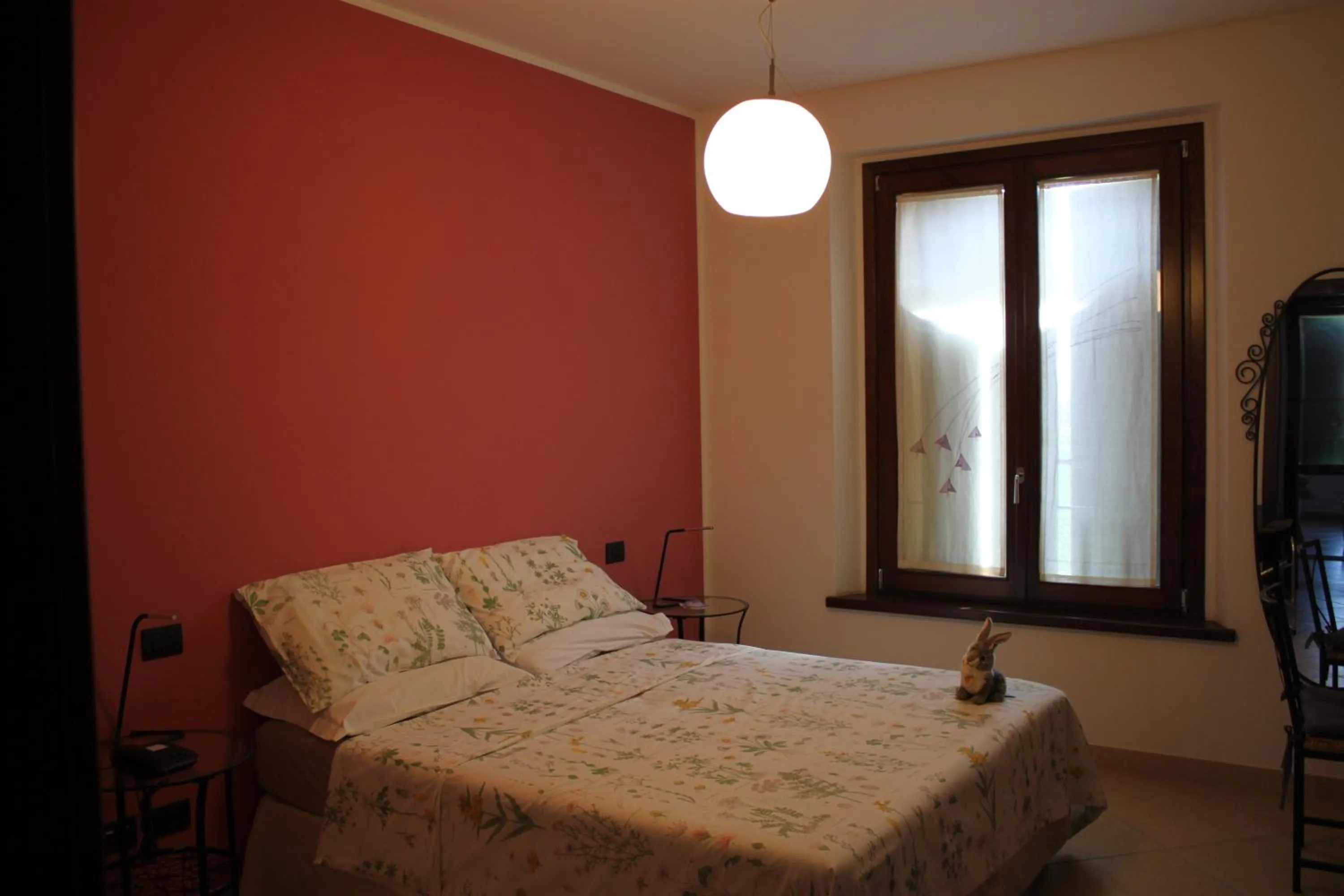 Photo of the whole room, Bed in La casa dei gatti