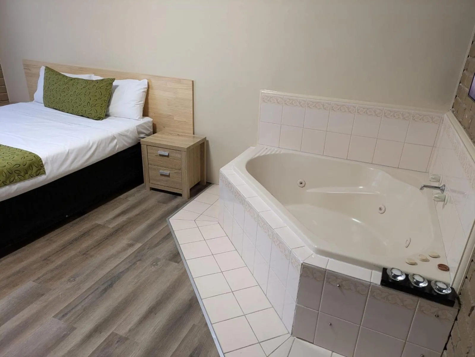 Bed in Albury Classic Motor Inn