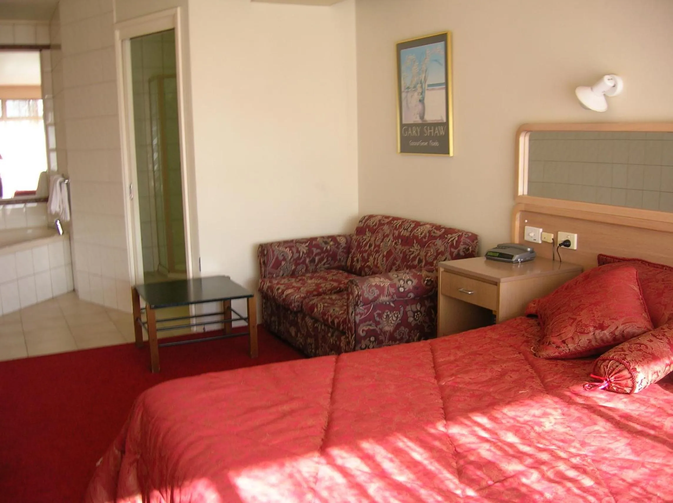 Seating area, Bed in Peninsula Motor Inn