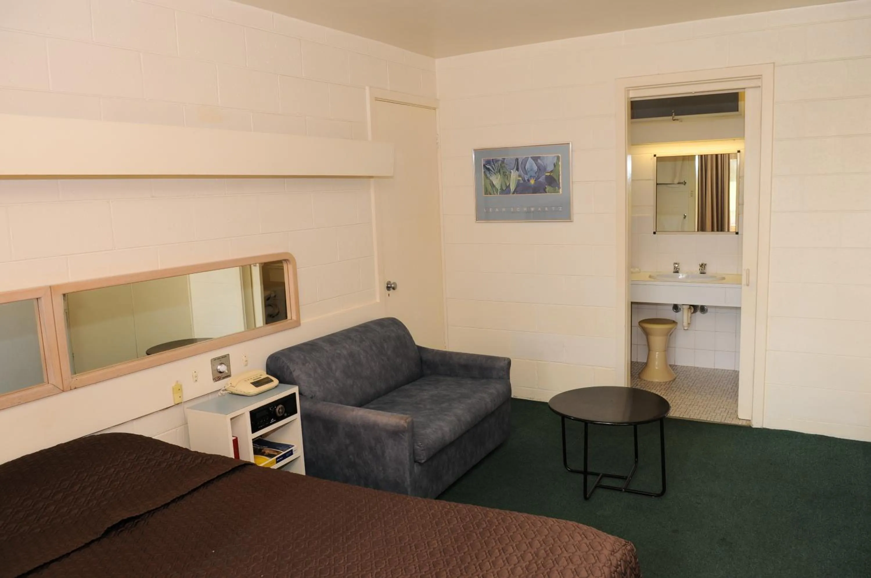 Photo of the whole room in Peninsula Motor Inn