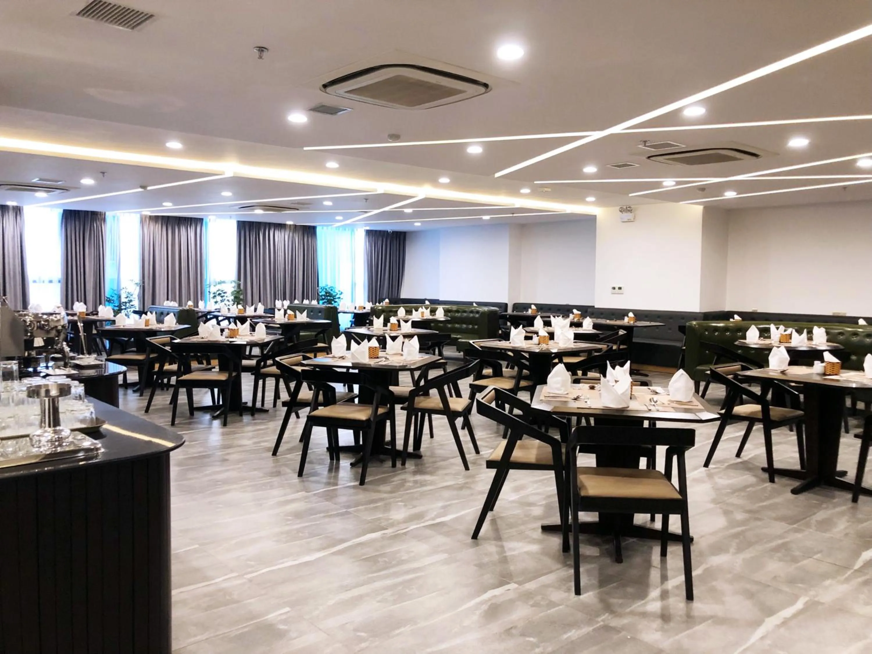 Restaurant/places to eat in Majestic Premium Hotel