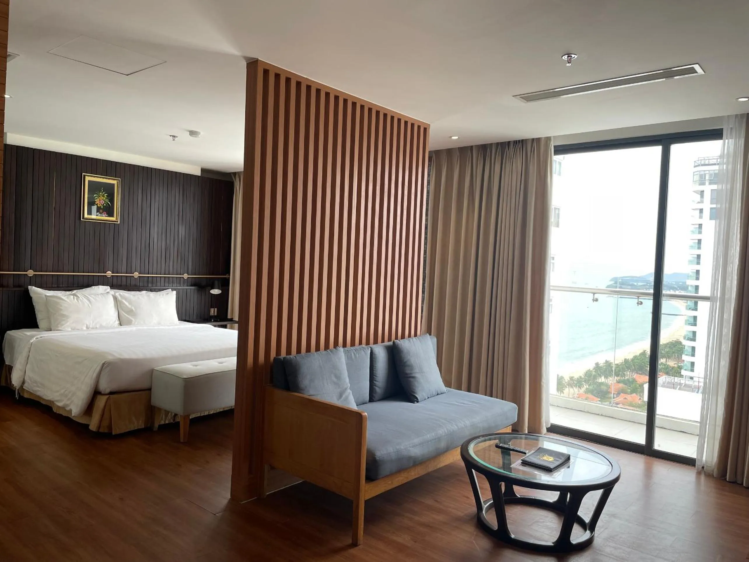 Bedroom, Bed in Majestic Premium Hotel