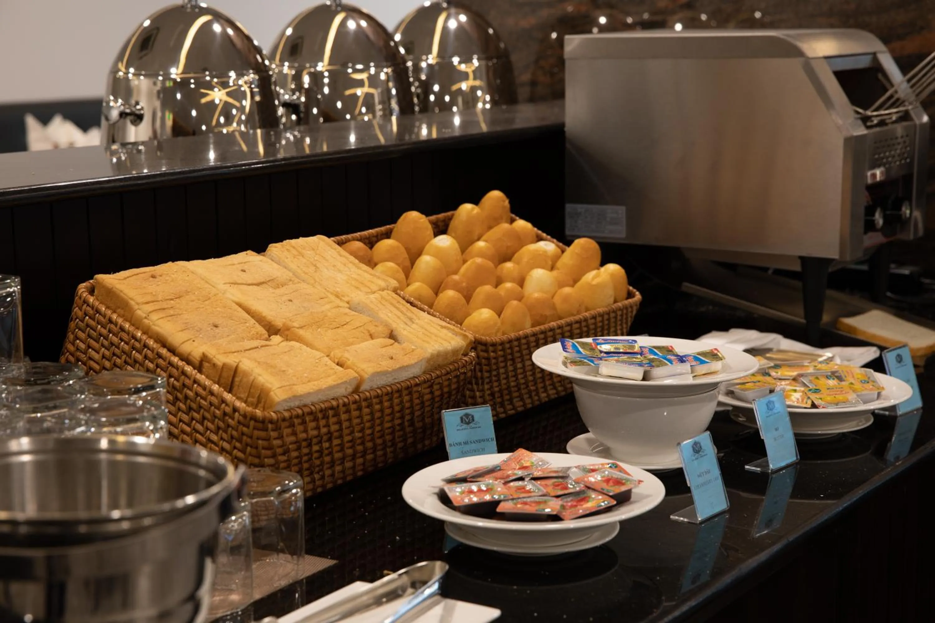 Restaurant/places to eat in Majestic Premium Hotel