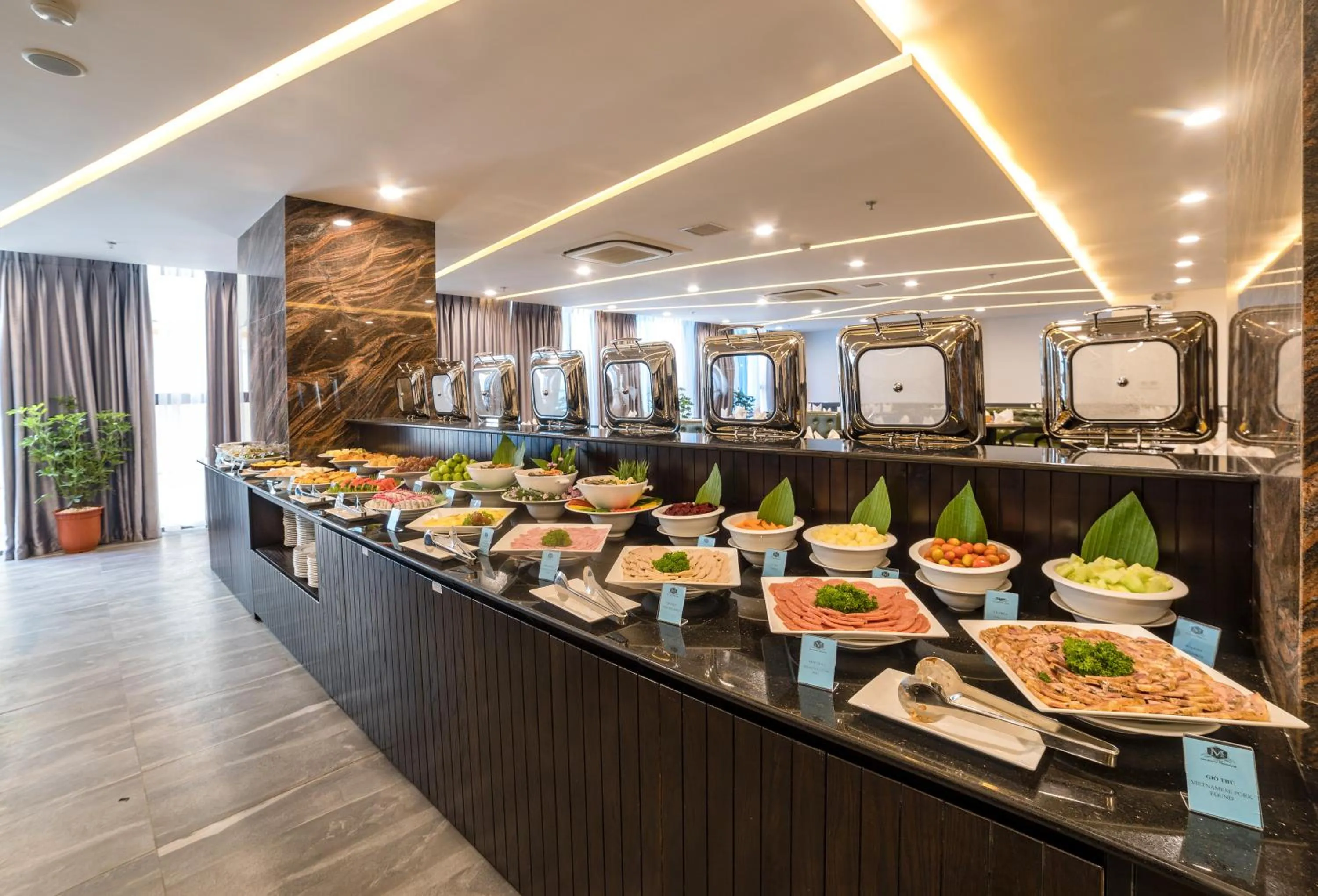 Restaurant/places to eat in Majestic Premium Hotel