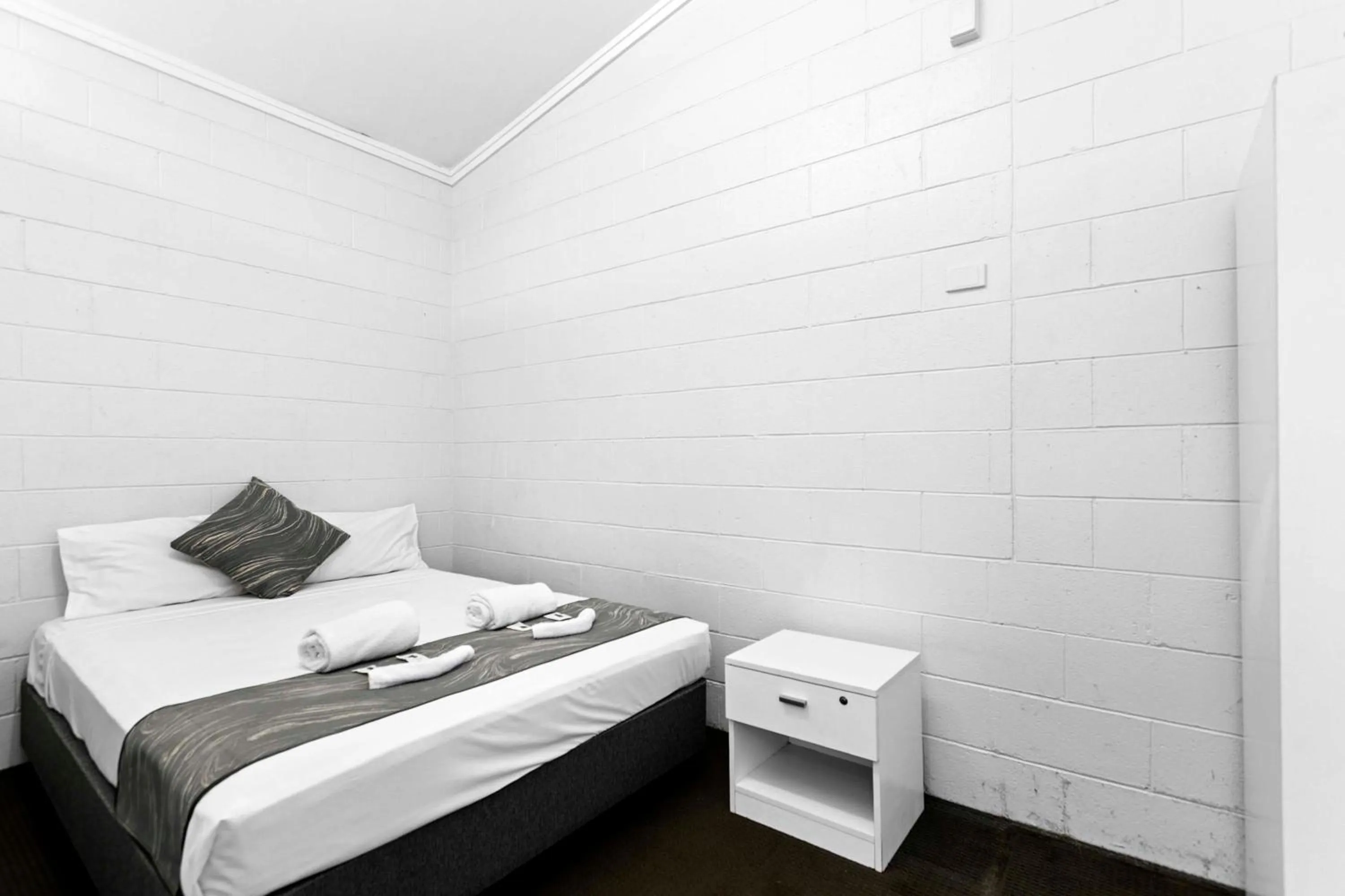 Bedroom, Bed in Arkana Motel Maryborough, SureStay Collection by Best Western