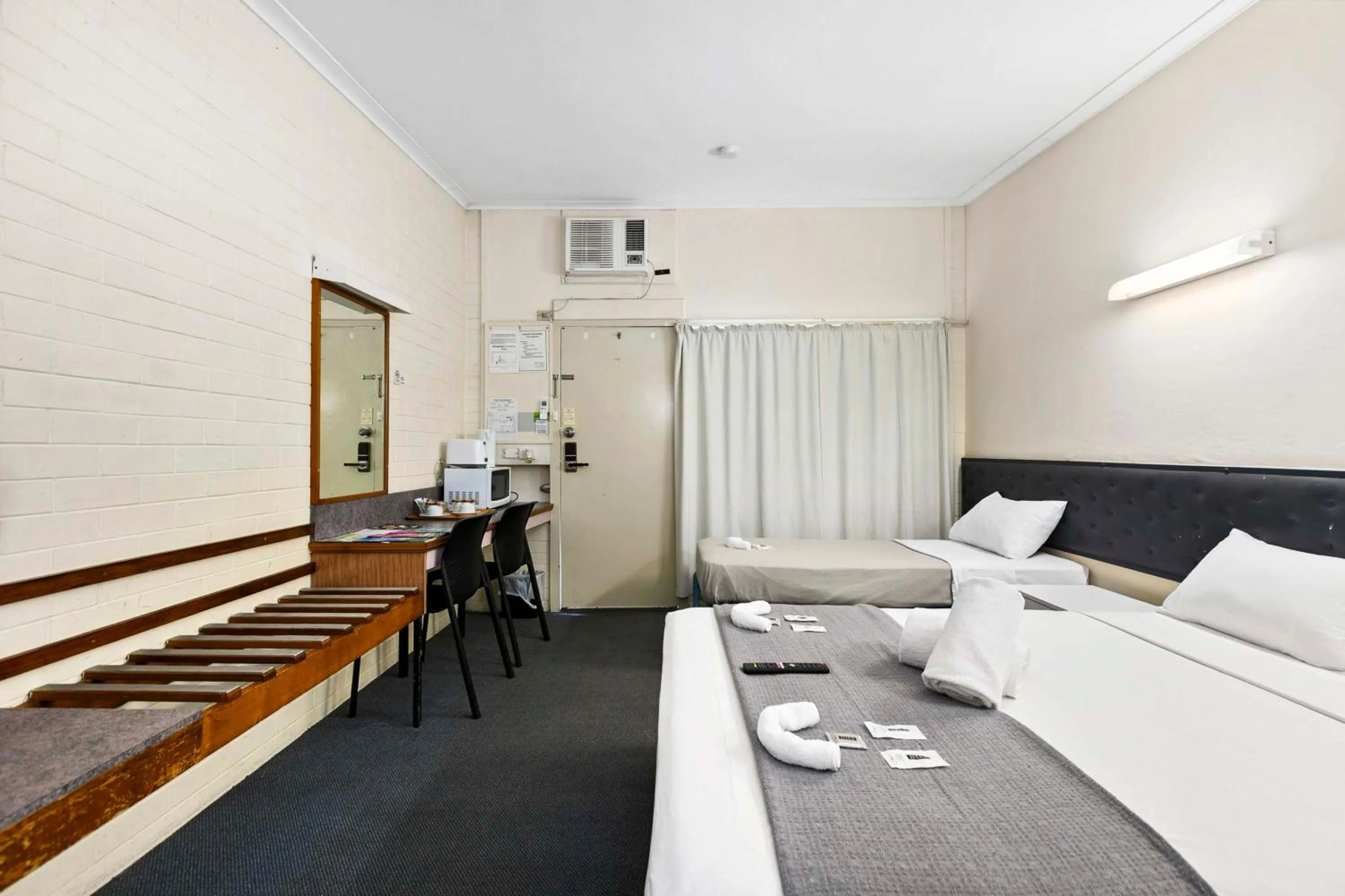 Photo of the whole room, Bed in Arkana Motel