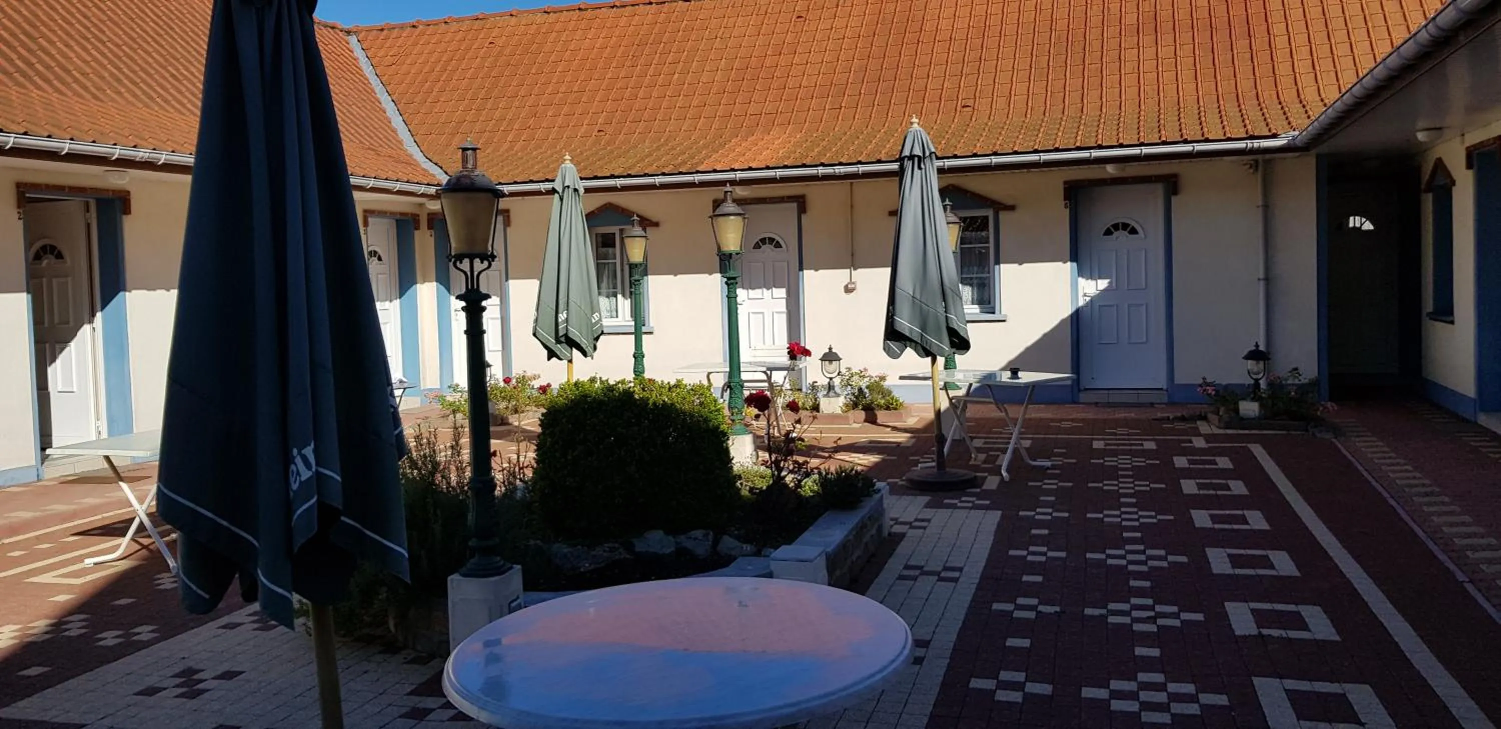 Patio in LOGIS - Hôtel & restaurant "L'envie des mets"