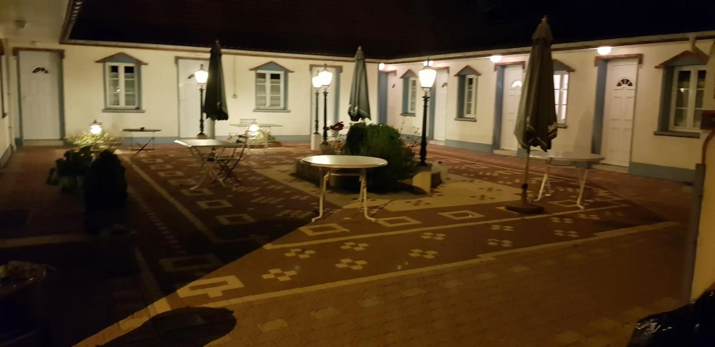 Patio in LOGIS - Hôtel & restaurant "L'envie des mets"