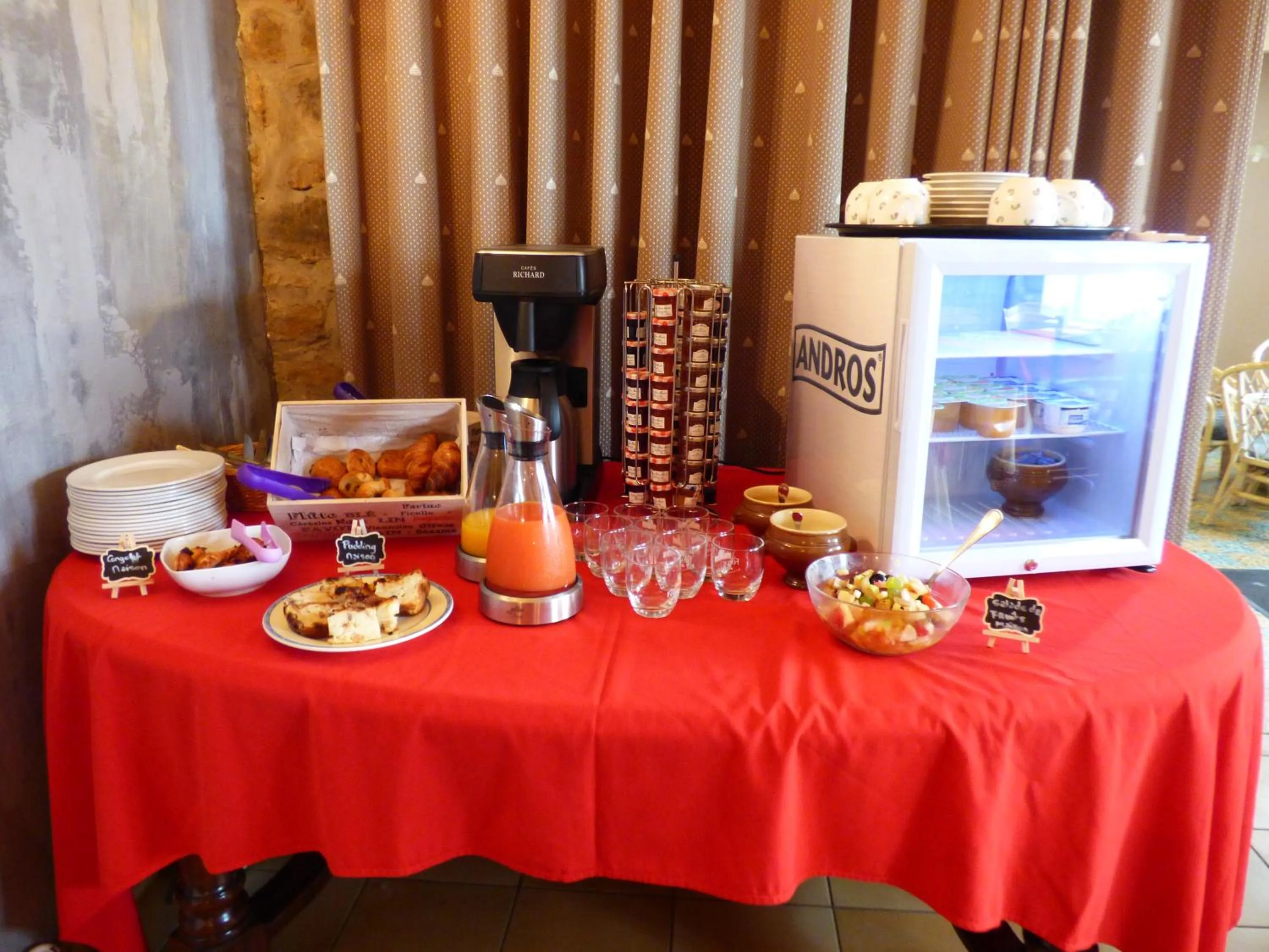 Buffet breakfast in LOGIS - Hôtel & restaurant "L'envie des mets"