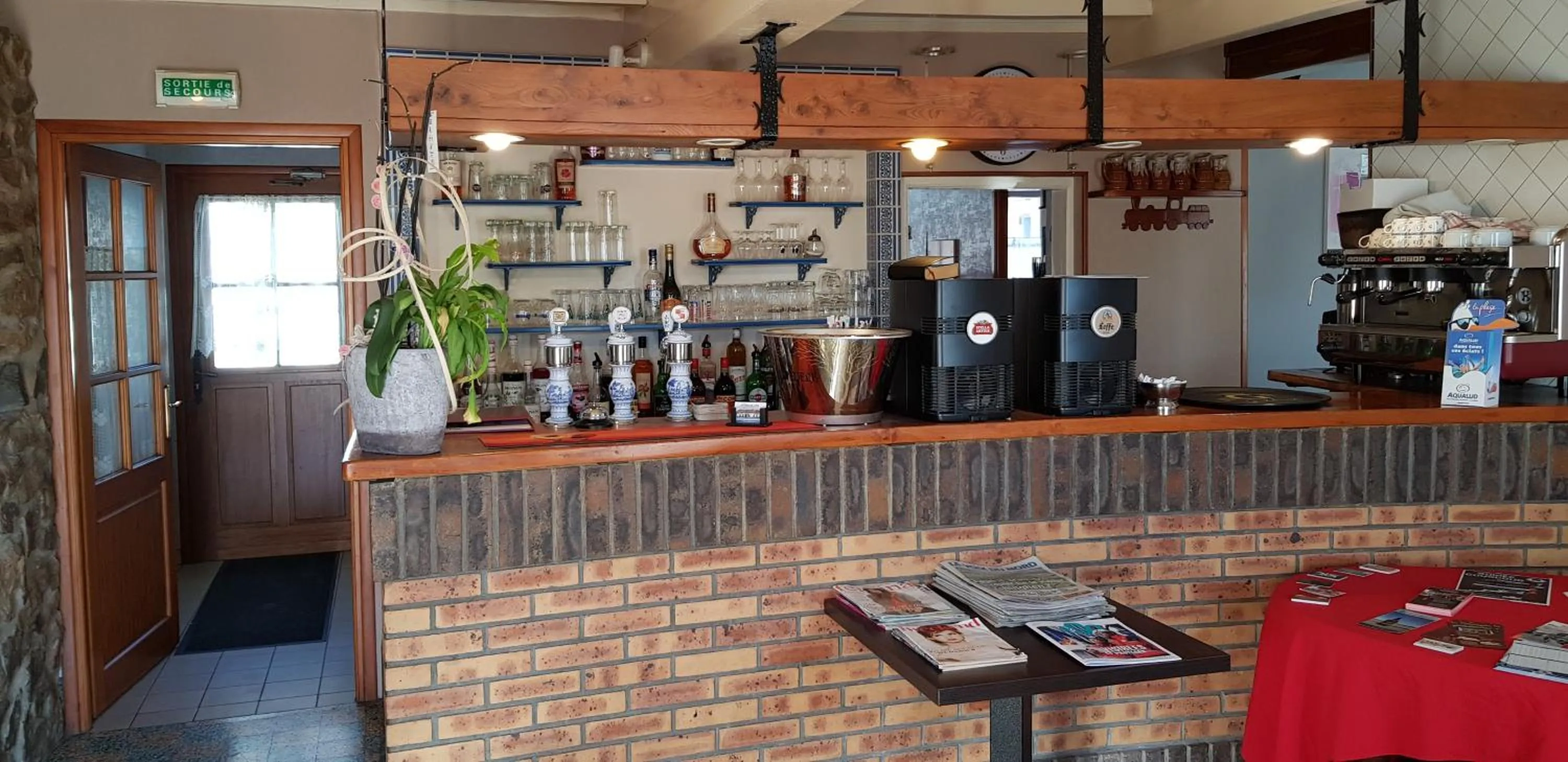 Lounge or bar in LOGIS - Hôtel & restaurant "L'envie des mets"