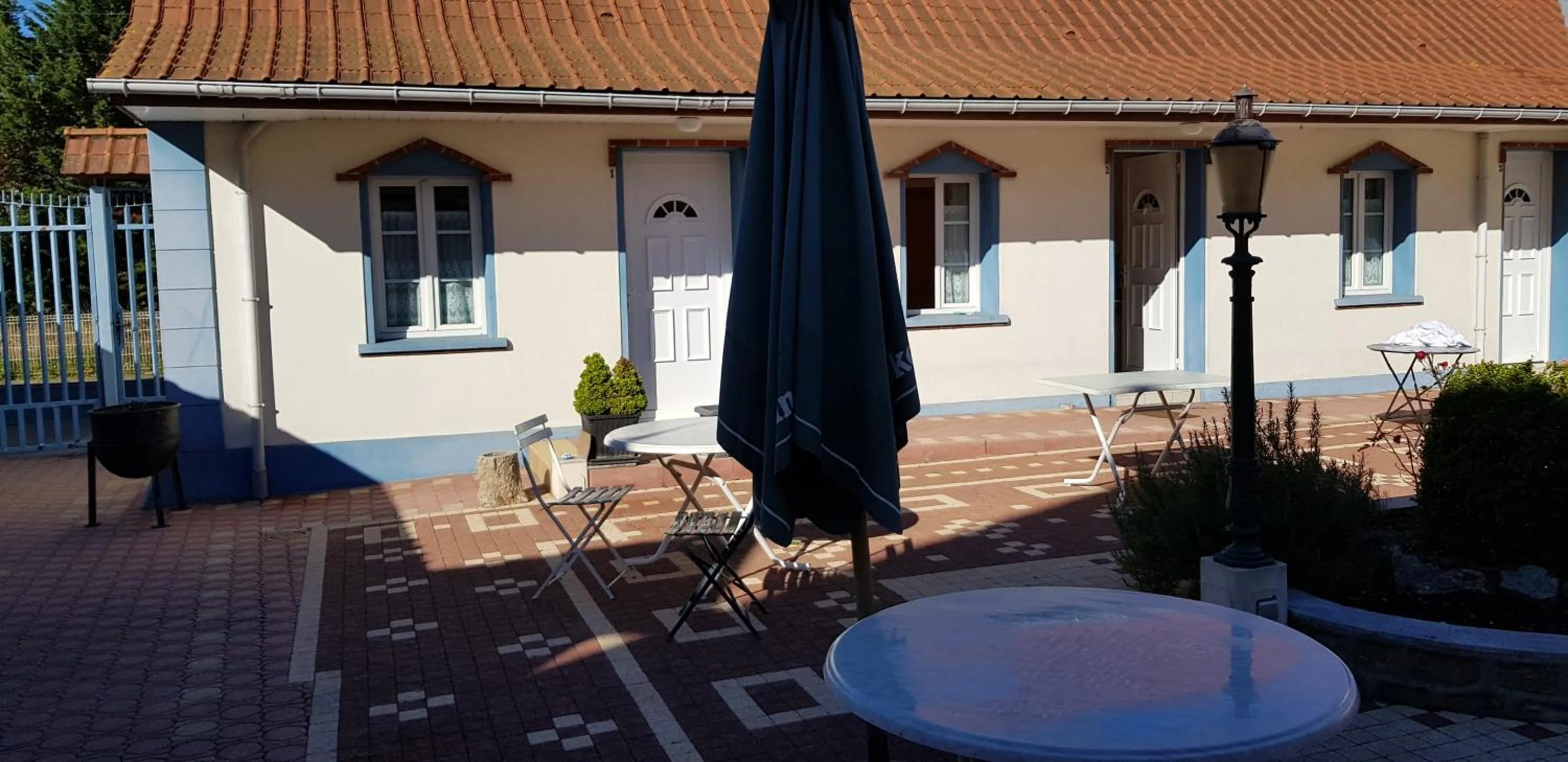 Patio in LOGIS - Hôtel & restaurant "L'envie des mets"