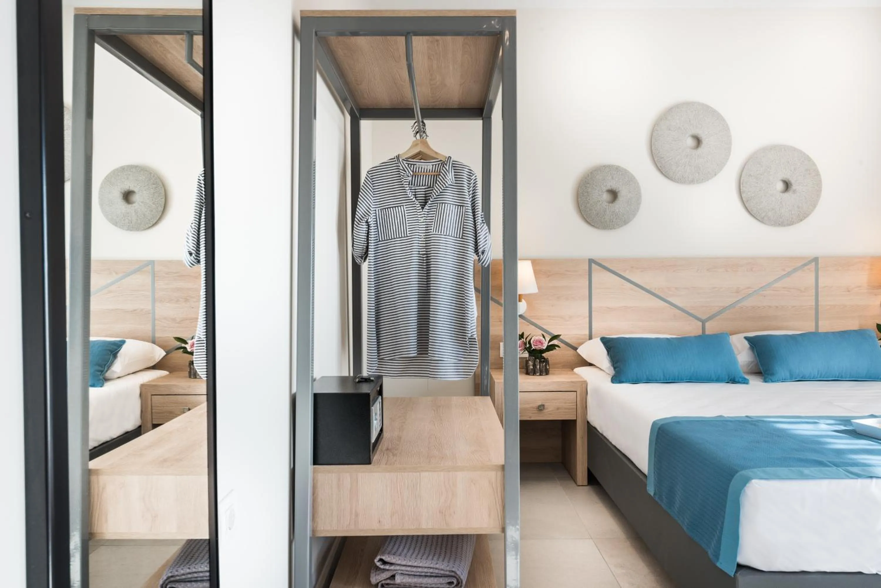 Time of day, Bed in Santorini Main Square