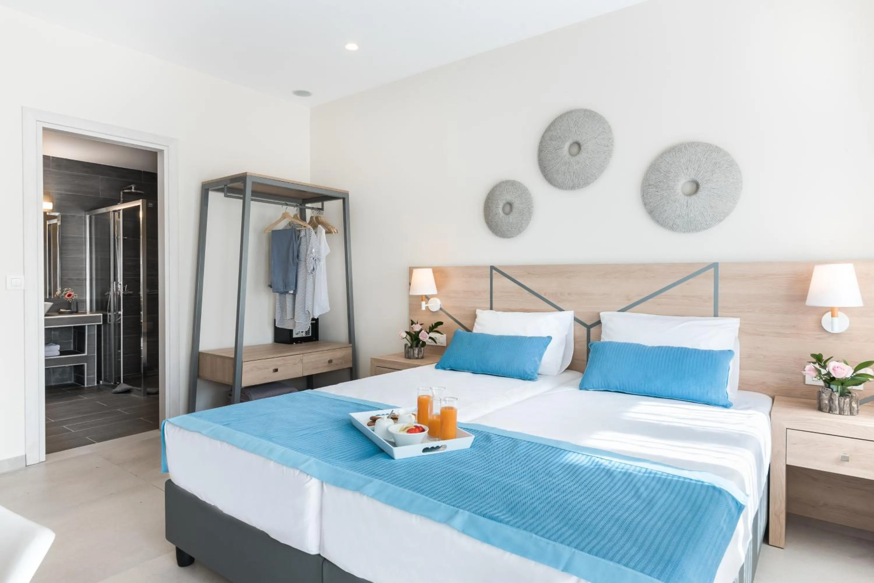 Time of day, Bed in Santorini Main Square