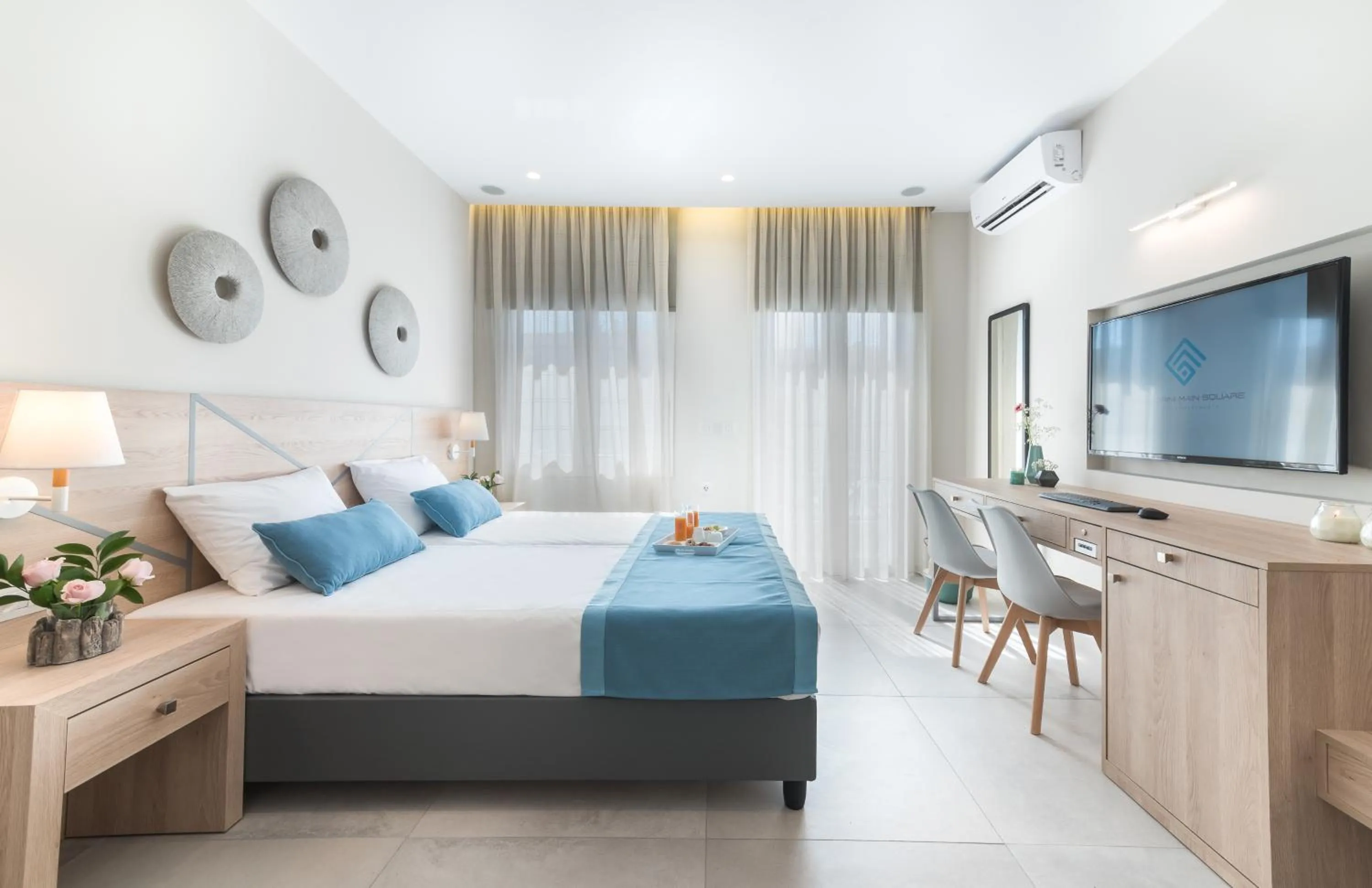 Time of day, Bed in Santorini Main Square