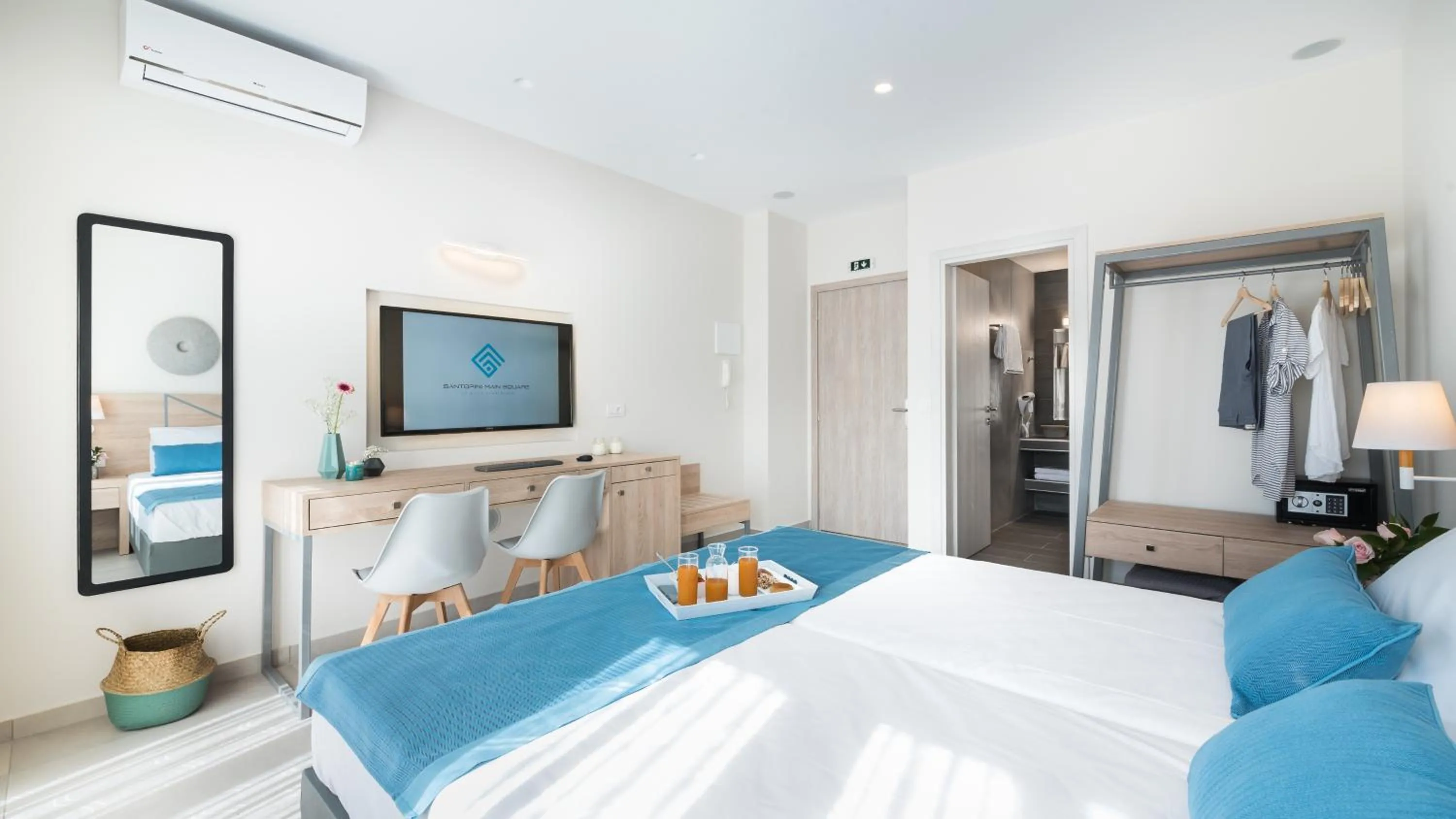 Time of day, Bed in Santorini Main Square