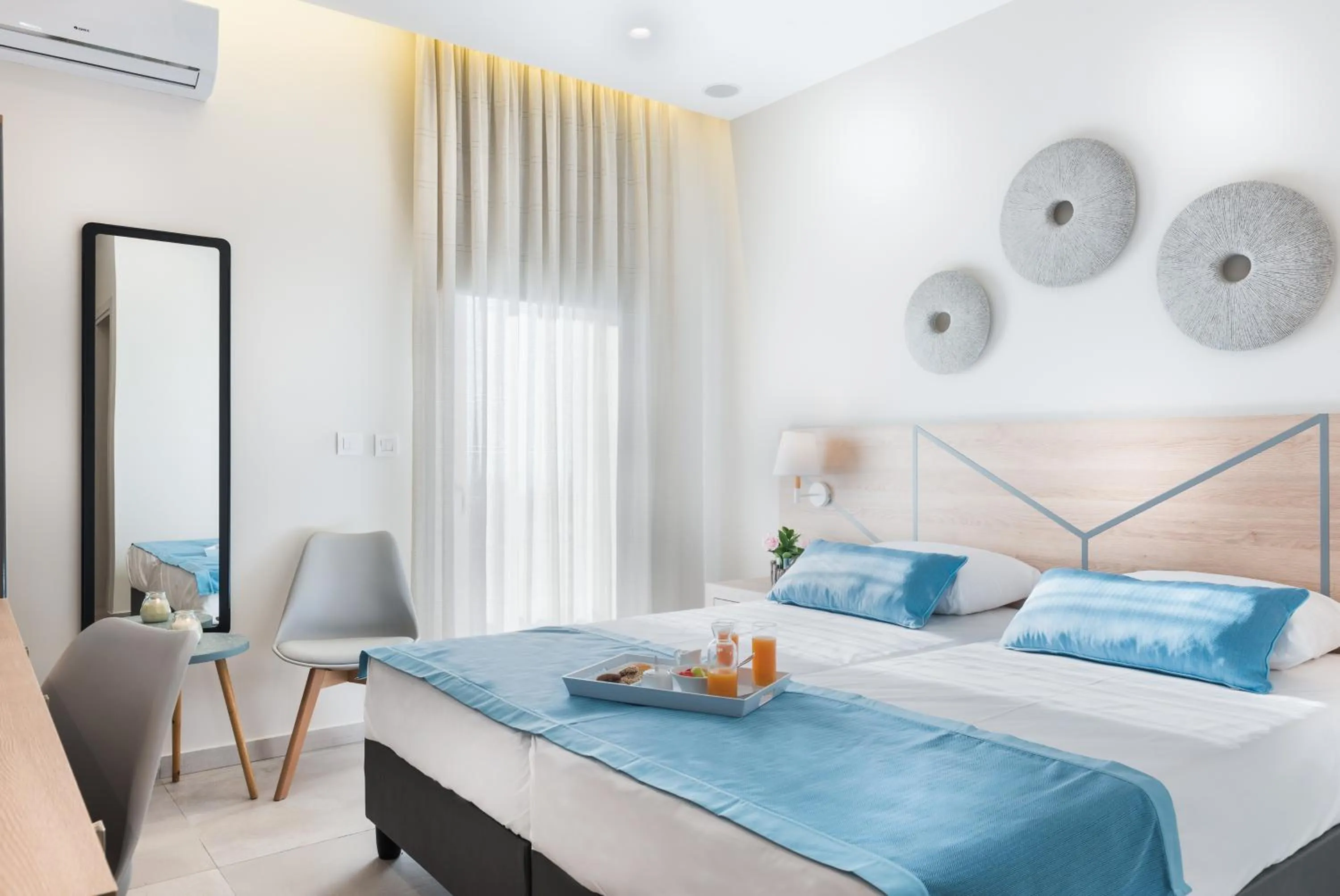 Time of day, Bed in Santorini Main Square