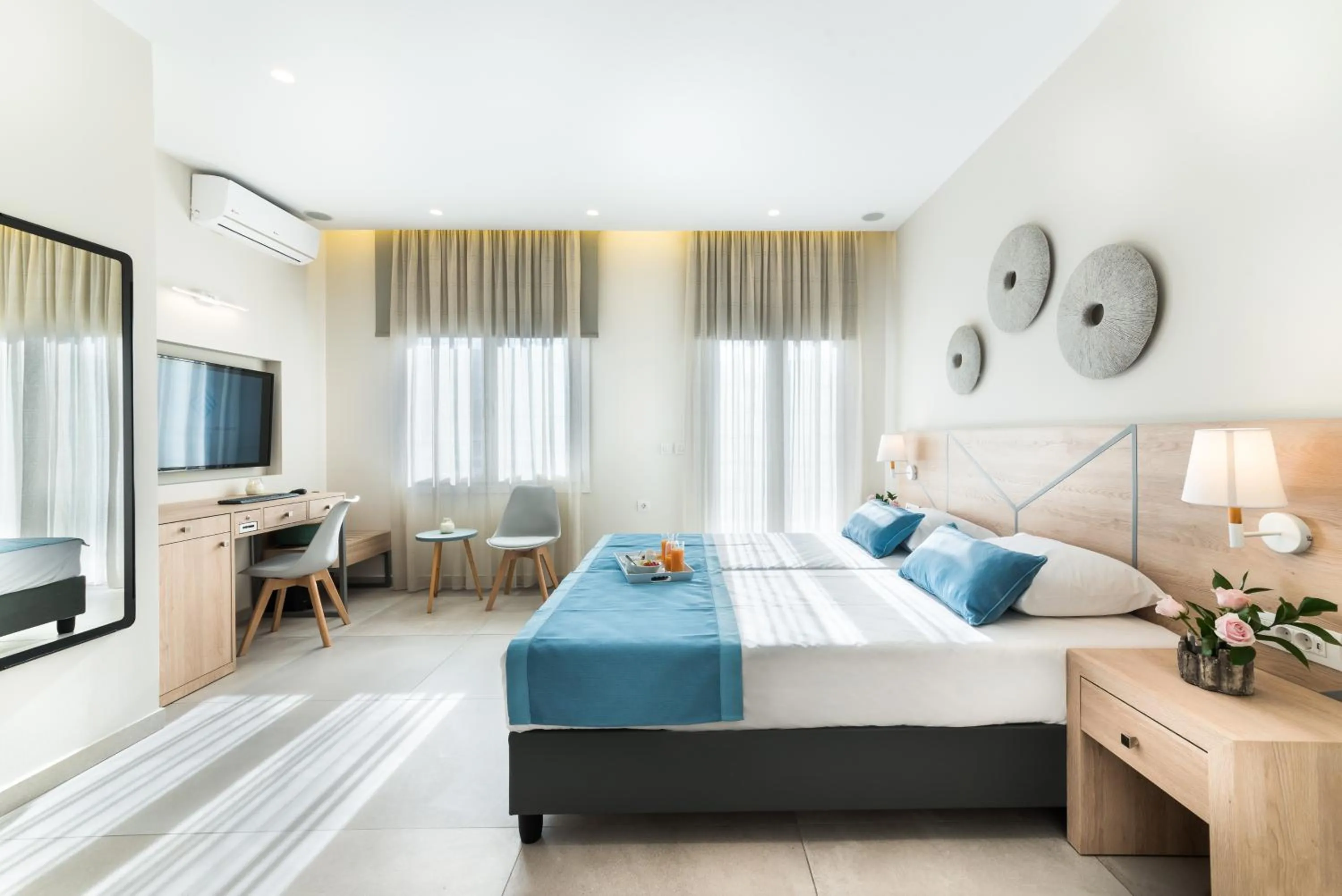 Time of day, Bed in Santorini Main Square