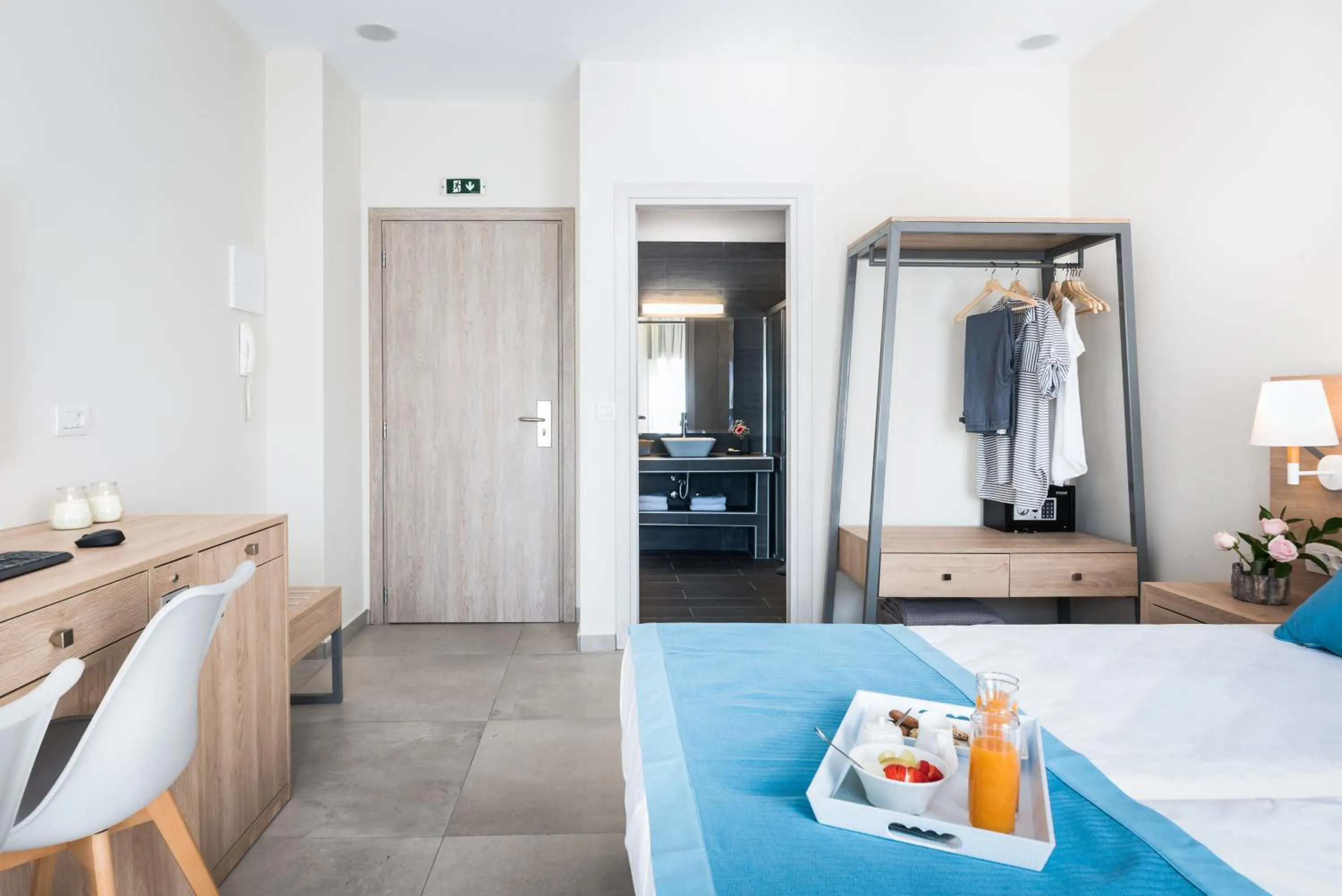 Time of day, Bed in Santorini Main Square