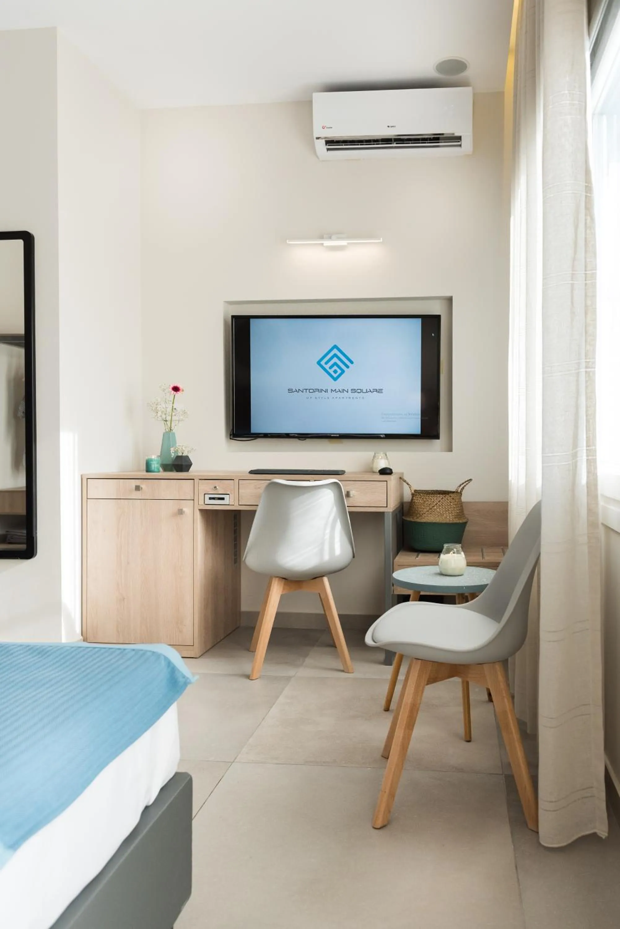 Time of day, Bed in Santorini Main Square