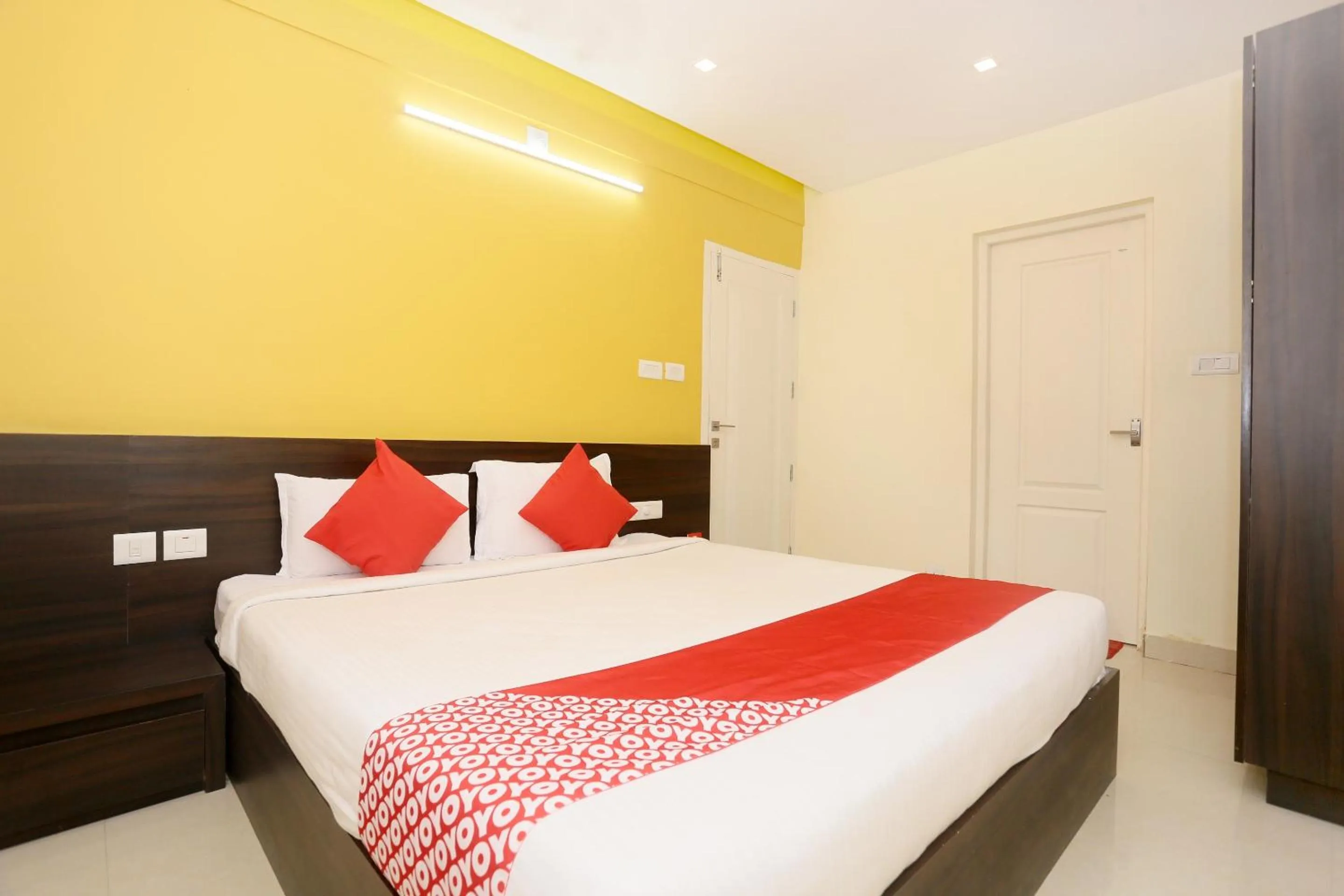 Bedroom, Bed in Daan Ambalath Maple Leaves