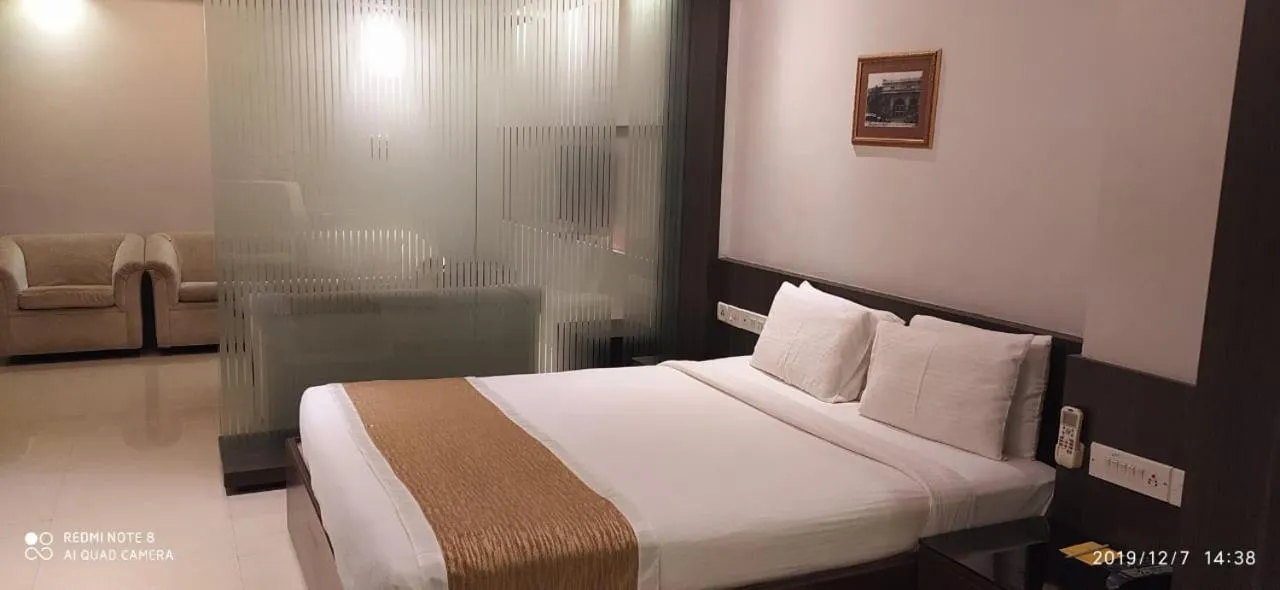 Photo of the whole room, Bed in The Curzon Court