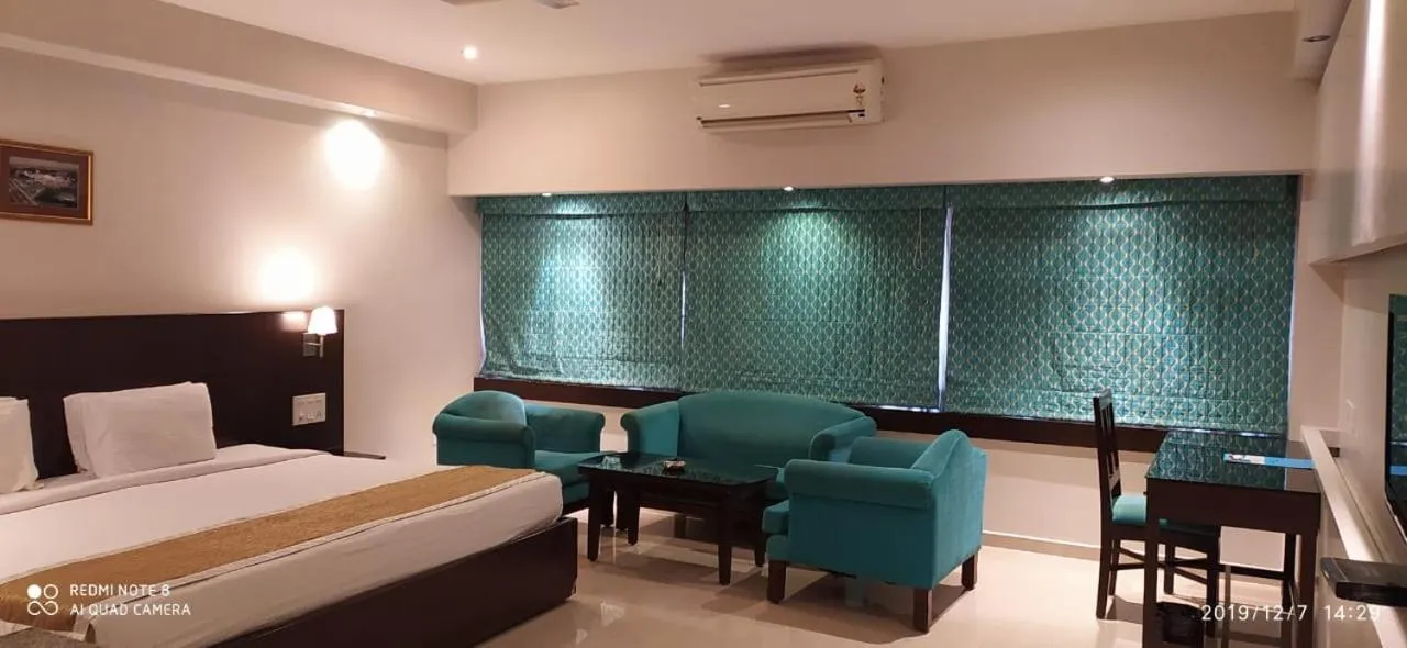 Photo of the whole room, Bed in The Curzon Court