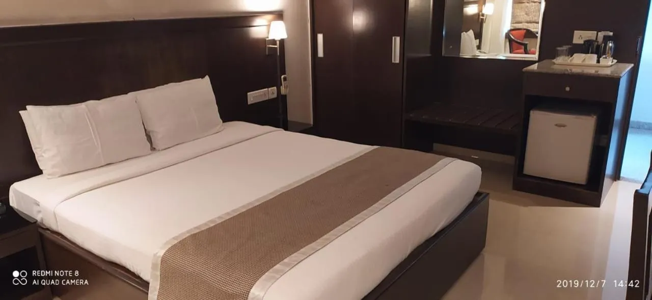 Photo of the whole room, Bed in The Curzon Court